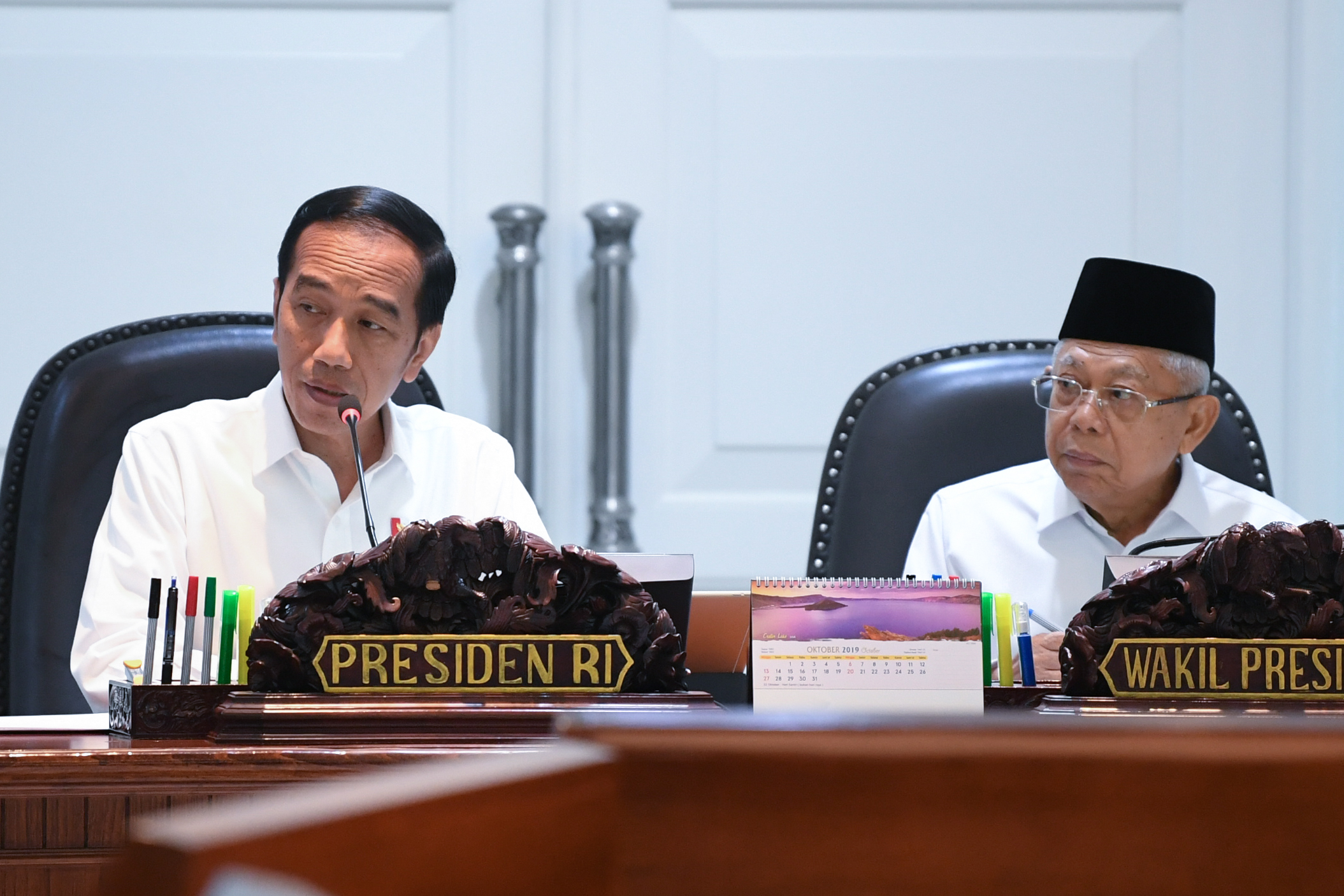 Presiden Joko Widodo (kiri) didampingi Wakil Presiden Ma
