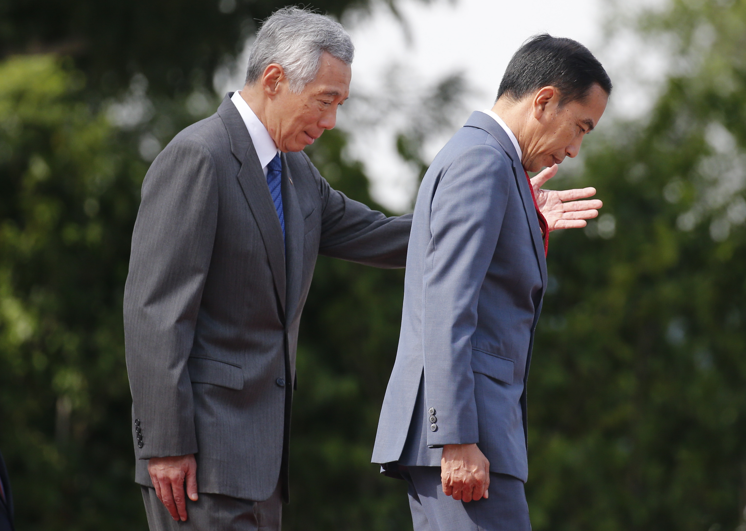 Presiden Joko Widodo (kanan) berjalan bersama PM Singapura Lee Hsien Loong, di Istana, Singapura, Selasa (08/10)
