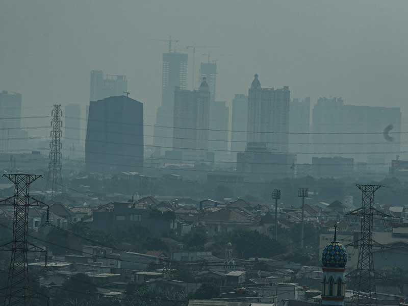 Suasana kota Jakarta yang tertutup asap putih dilihat dari bangunan Rusunawa Semper Barat di Jakarta