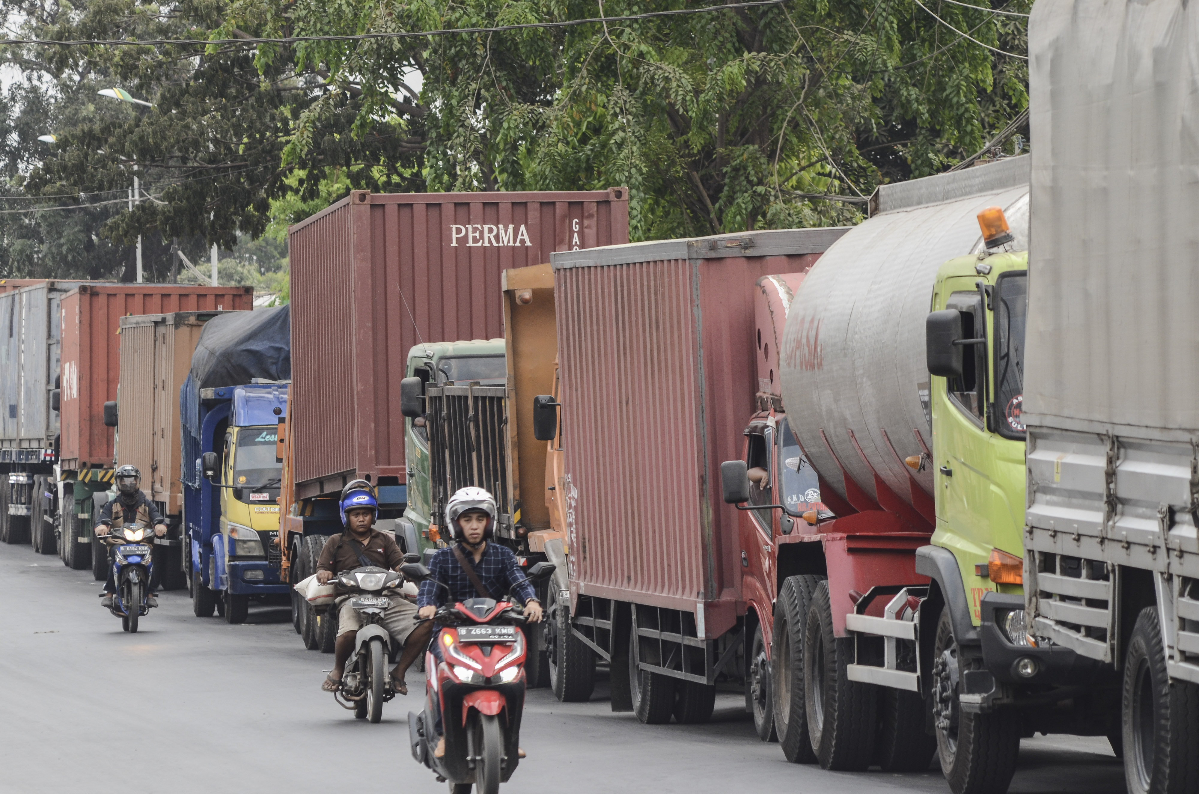 Sejumlah kendaraan melintasi Jalan Raya Narogong di Kota Bekasi, Jawa Barat, Jumat (27/9/2019).
