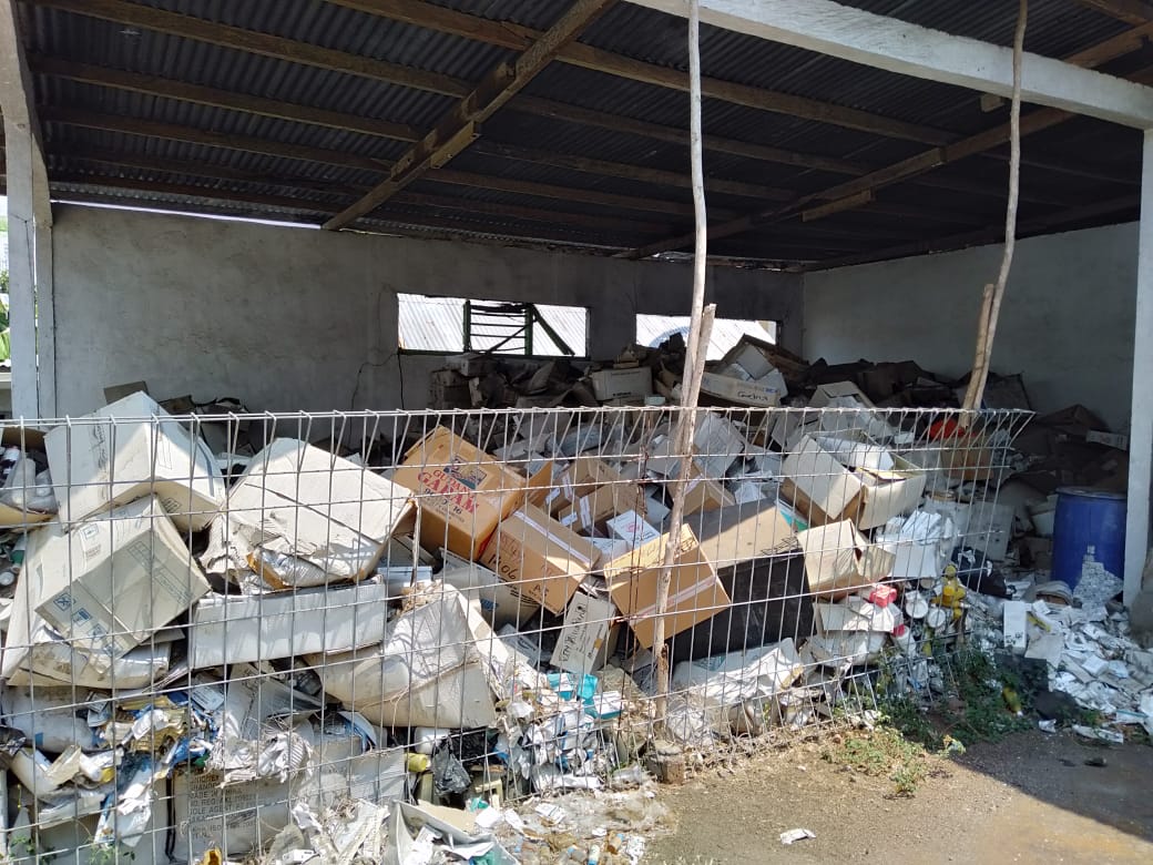 Tumpukan obat-obat kadaluwarsa di gudang Dinas Kesehatan Kabupaten Flores Timur hingga kini belum dimusnahkan karena terkendala dana.