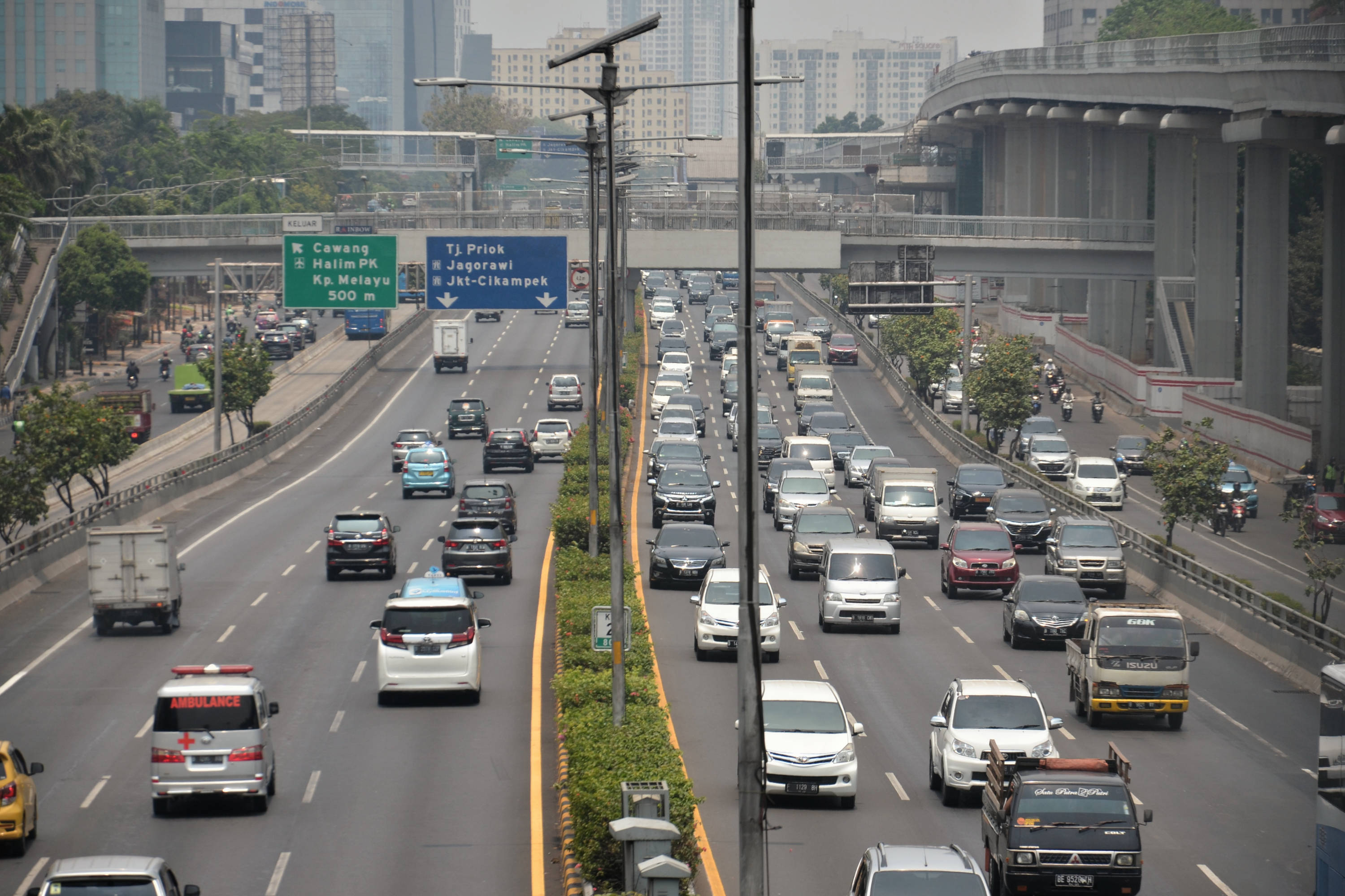 Jalan di sekitar DPR RI sudah dibuka sebagian sejak Minggu (20/10) malam. Tidak ada lagi pengalihan arus lalu lintas.