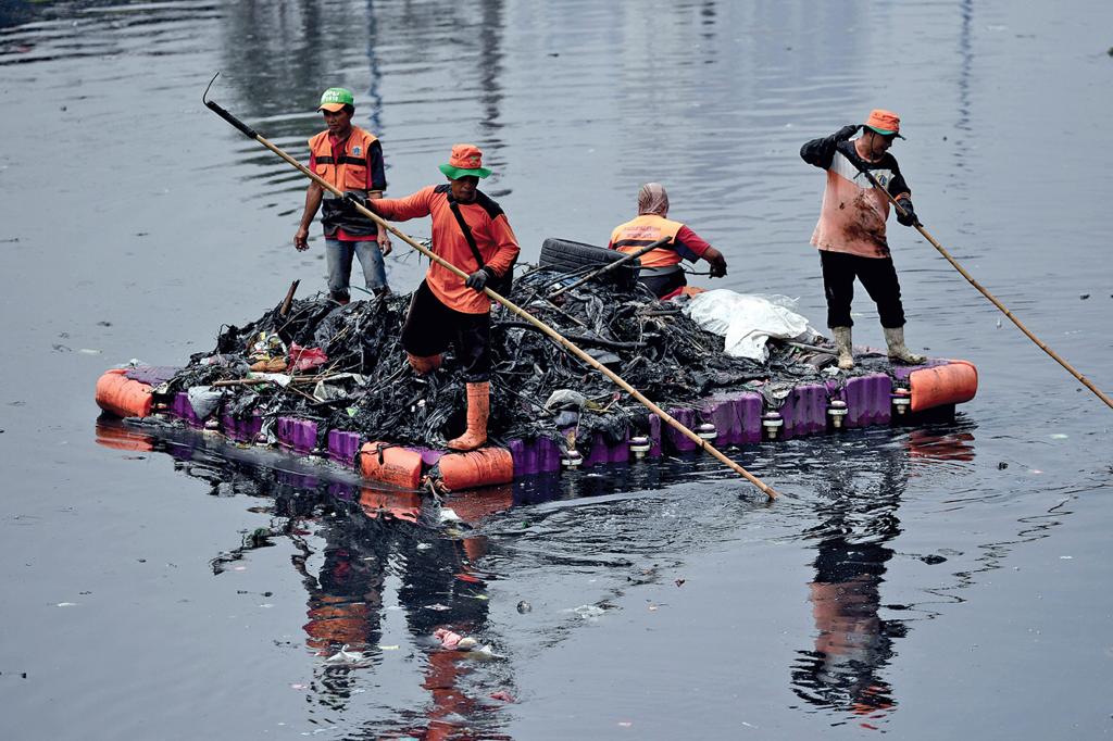 Menekan Sumber Sampah  dari Hulu hingga Hilir