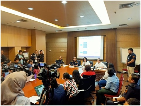 Jumpa pers tentang reekspor kontainer yang berisi sampah dan limbah B3 di Jakarta, Kamis (31/10).