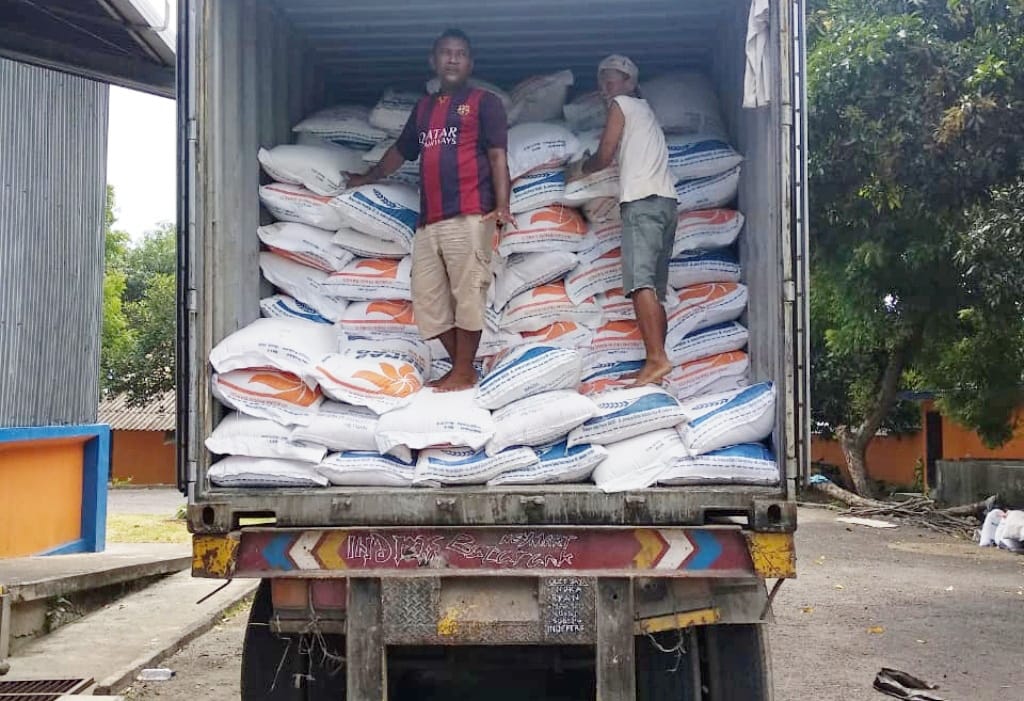 Stok beras saat diangkut ke gudang Bulog Maumere.