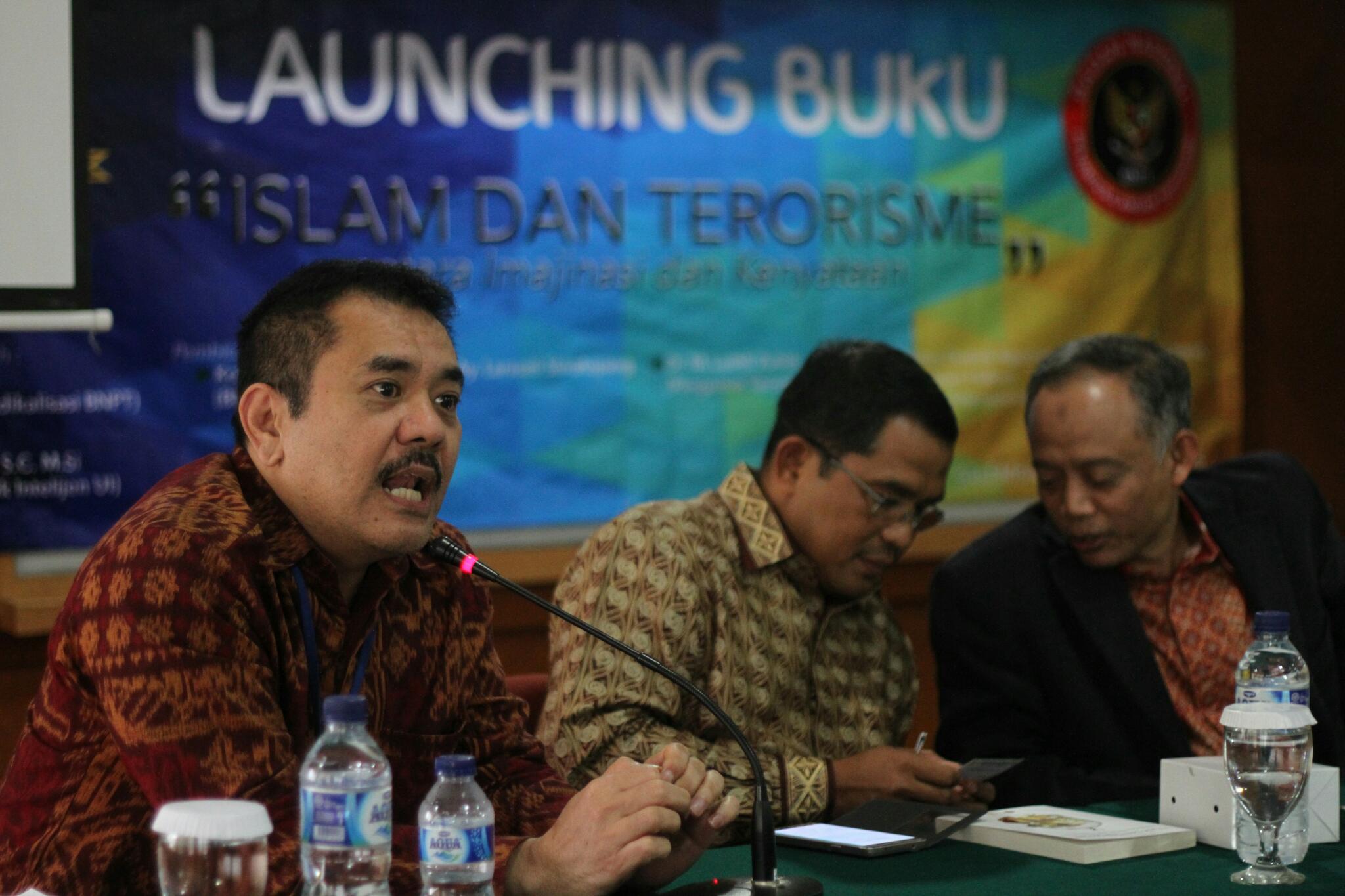 Dirjen Hukum dan Perjanjian Internasional Kemlu RI Damos Dumoli Agusman (kiri)