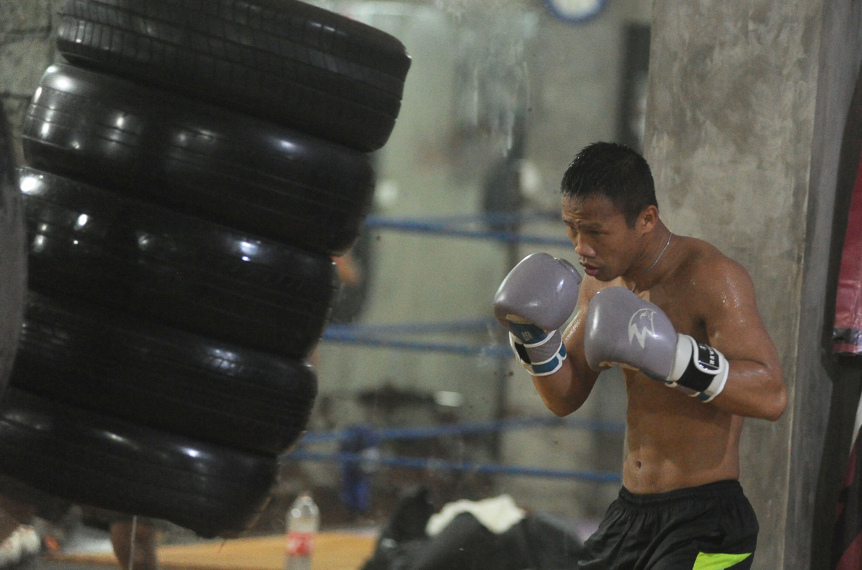 Petinju Indonesia Daud Yordan melakukan latihan di Denpasar, Bali.