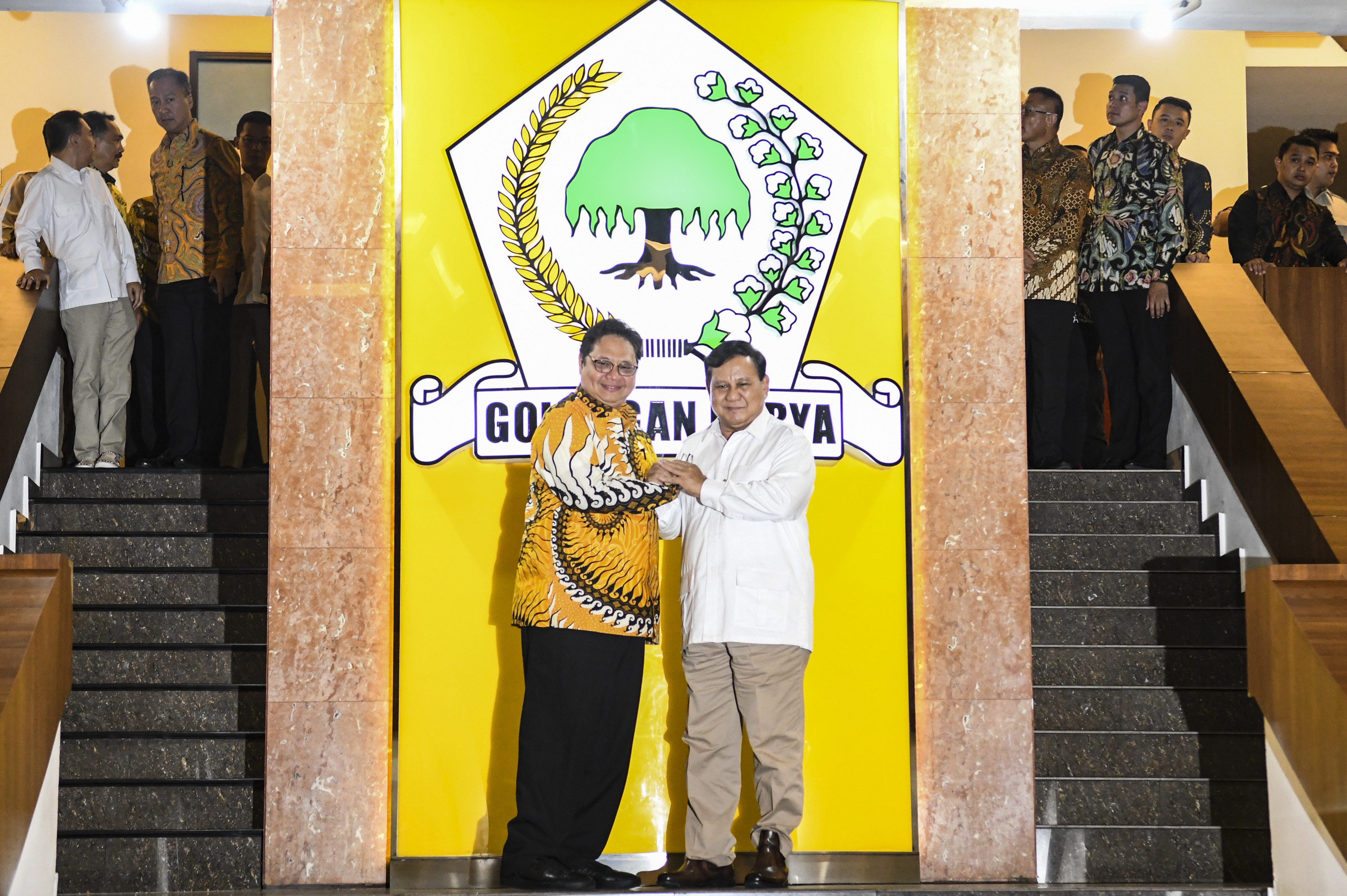 Ketua Umum Partai Golkar Airlangga Hartarto (kiri) berjabat tangan dengan Ketua Umum Partai Gerindra Prabowo Subianto (kanan)