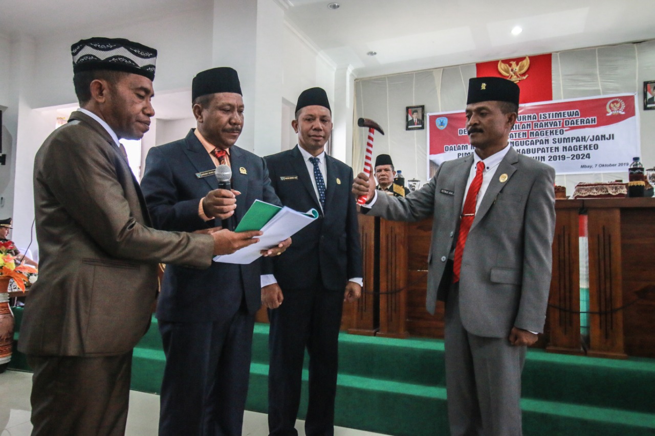 Penyerahan palu sidang kepada pimpinan definnitif DPRD Nagekeo