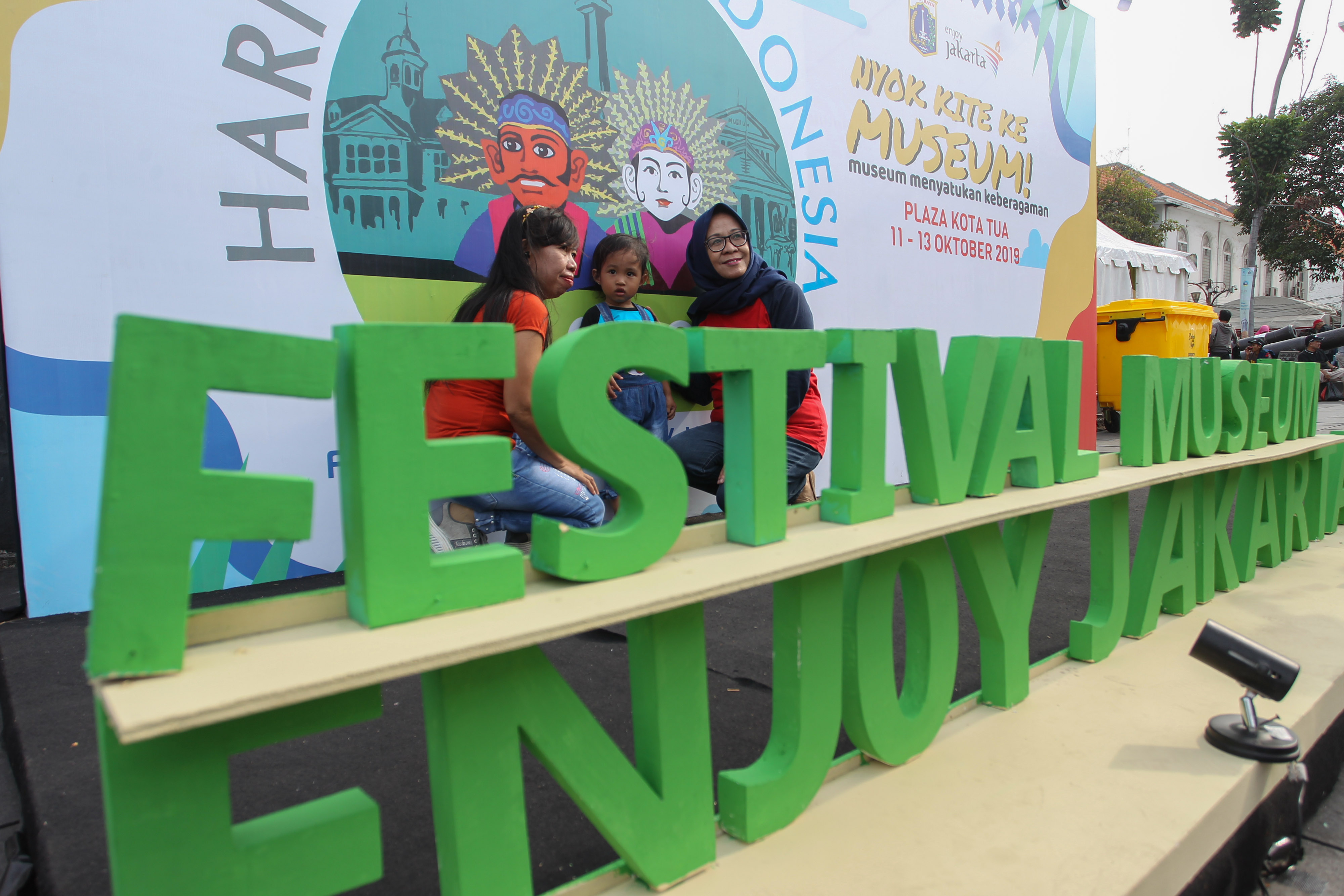  Pengunjung berfoto bersama saat acara puncak peringatan Hari Museum Indonesia di Taman Fatahilah, Kota Tua, Jakarta, Sabtu (12/10/2019)