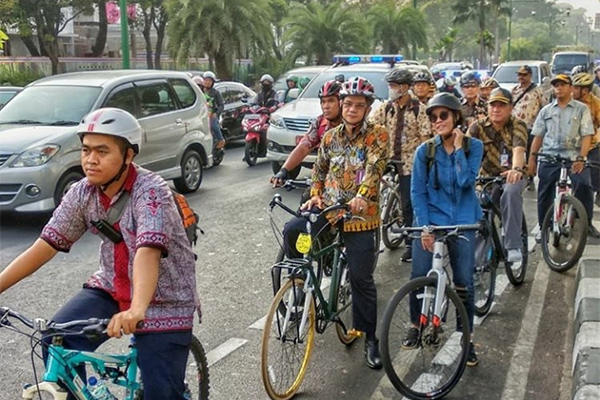Para pegawai Dishub DKI Jakarta memakai baju bati menuju ke kantor dengan mengayuh sepeda, Rabu (2/10)