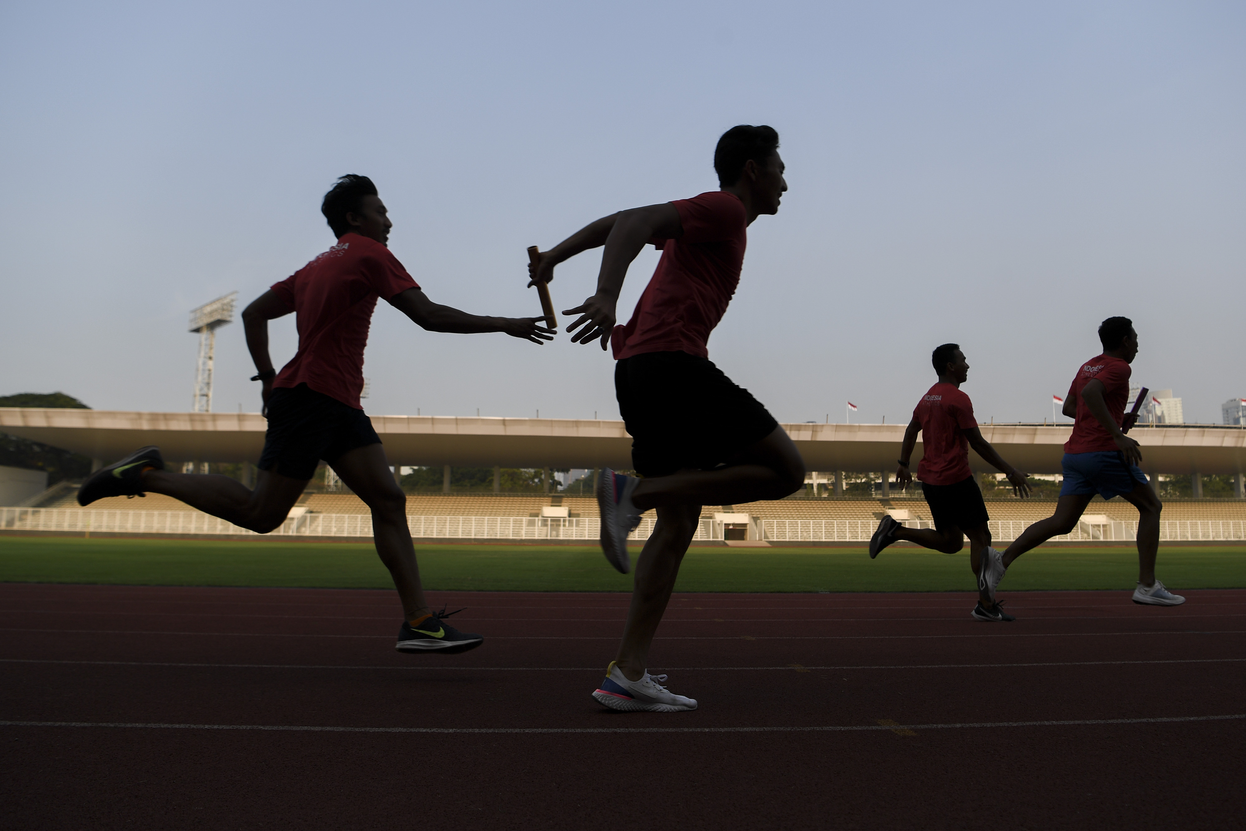 Tim estafet putra 4x100 meter mengikuti pemusatan latihan nasional (Pelatnas) Atletik di Stadion Madya Gelora Bung Karno, Jakarta