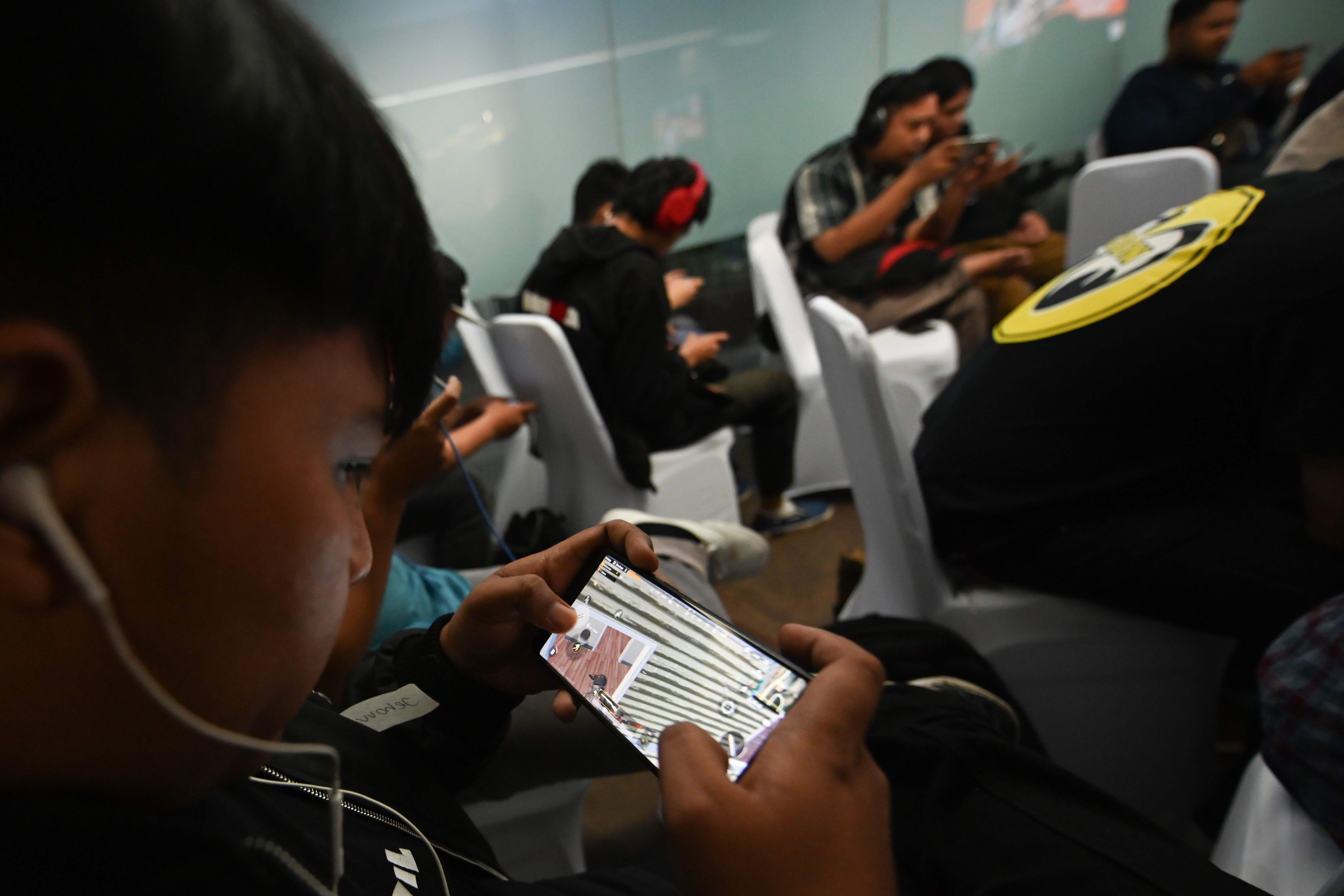 Seorang gamers memainkan permainan PUBG mobile di ponselnya