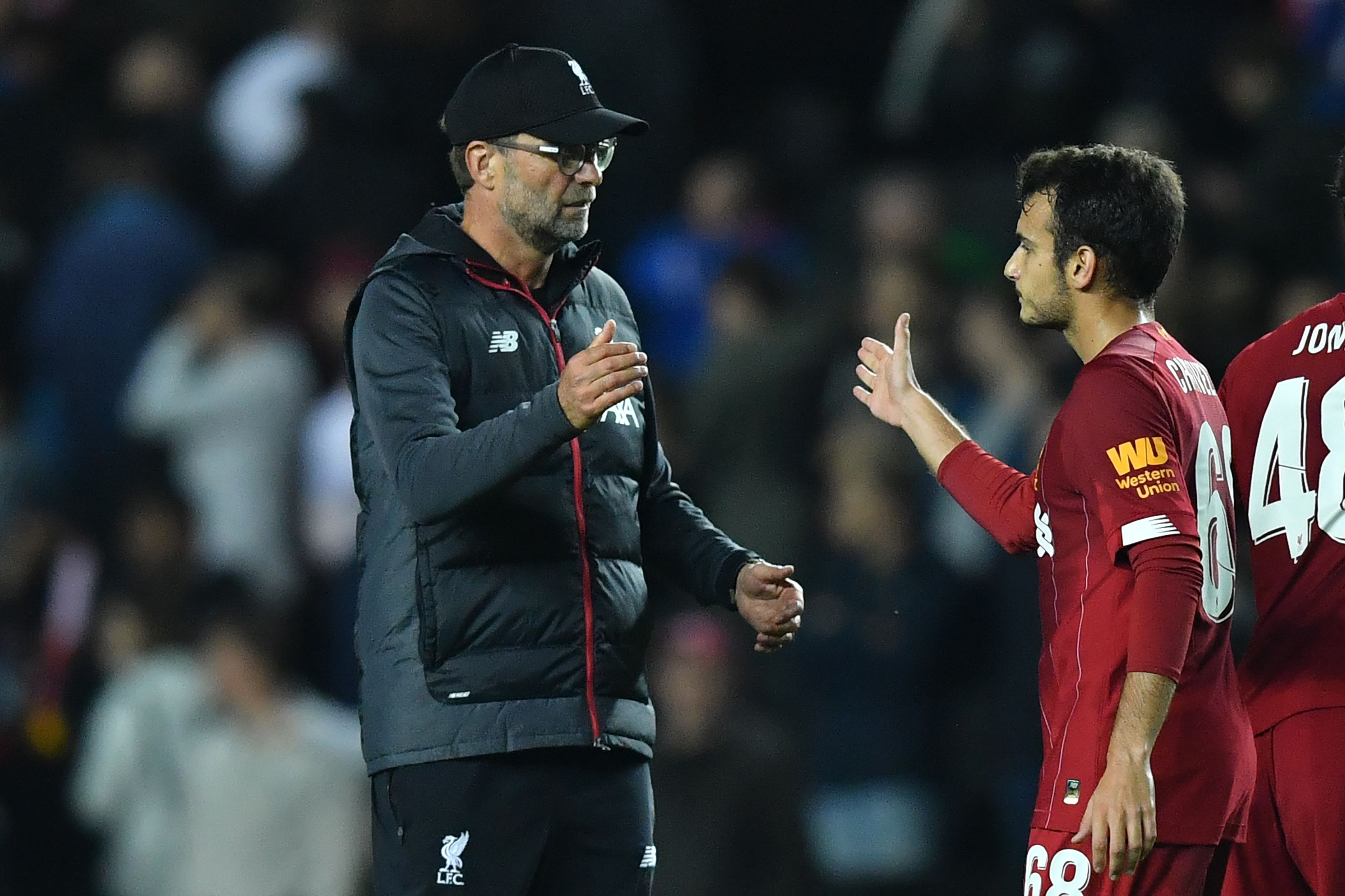 Pelatih Liverpool Juergen Klopp (kiri) bersama Pedro Chirivella