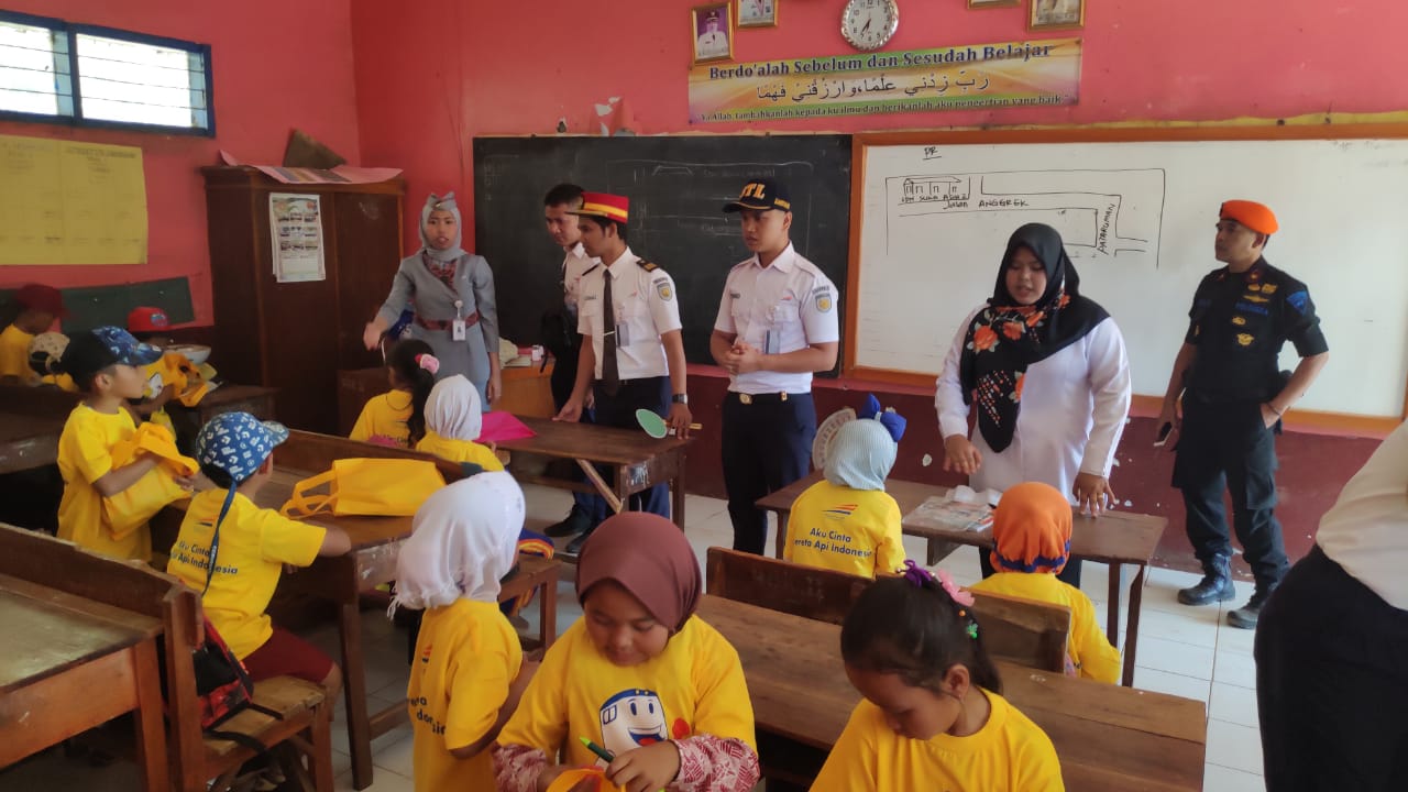 Para pegawai PT KAI milenal mengadakan program mengajar anak-anak di  SDN Padasuka 02 dan 03, Kecamatan Cikajang, Garut, Rabu (30/10).