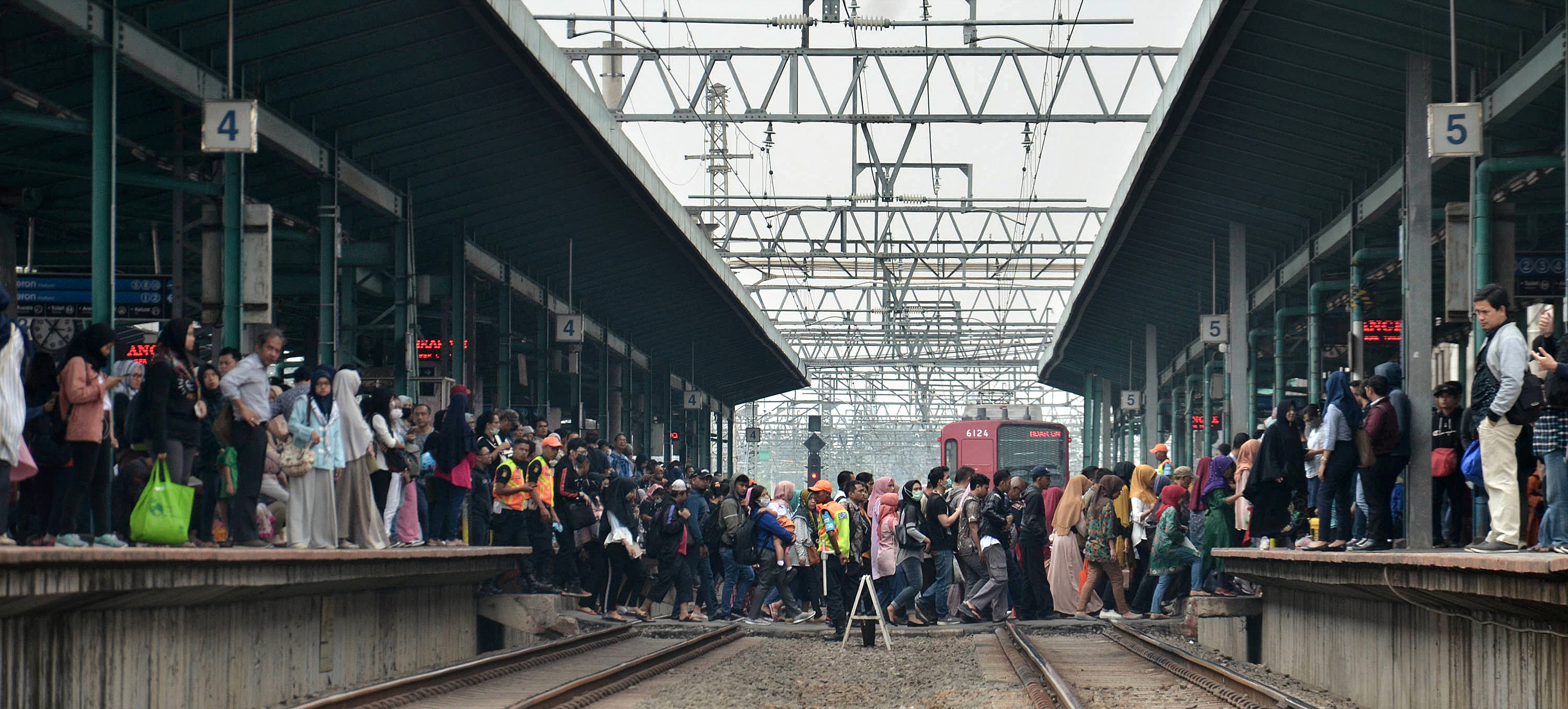 Para calon penumpang KRL Jabodetabek di Stasiun Manggarai, Jakarta, kemarin.