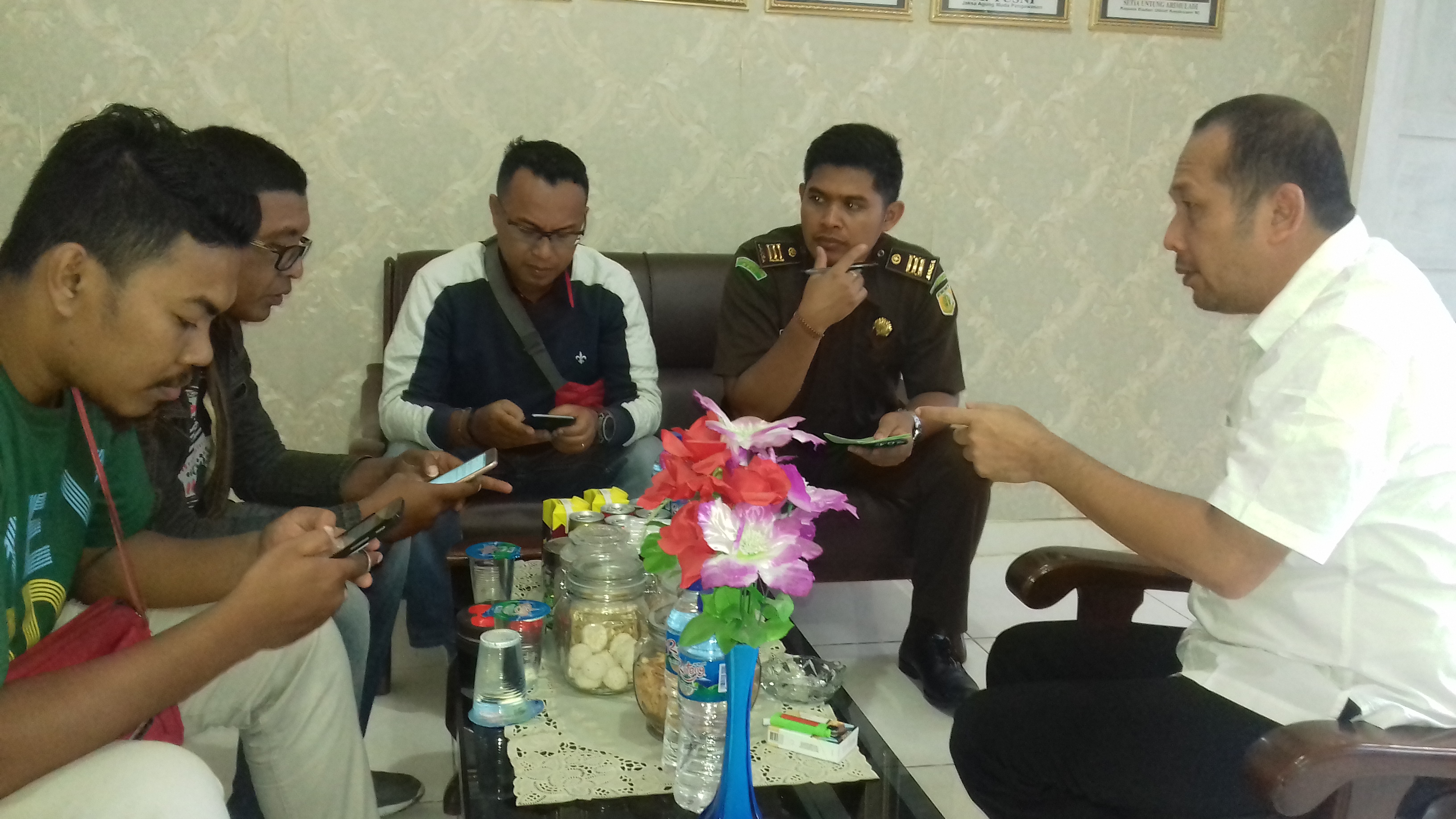 Kajari Labuan Bajo, Julius Sigit Kristanto (berbaju putih) saat memberikan keterangan tentang penjemputan tersangka korupsi Sail Komodo 2013