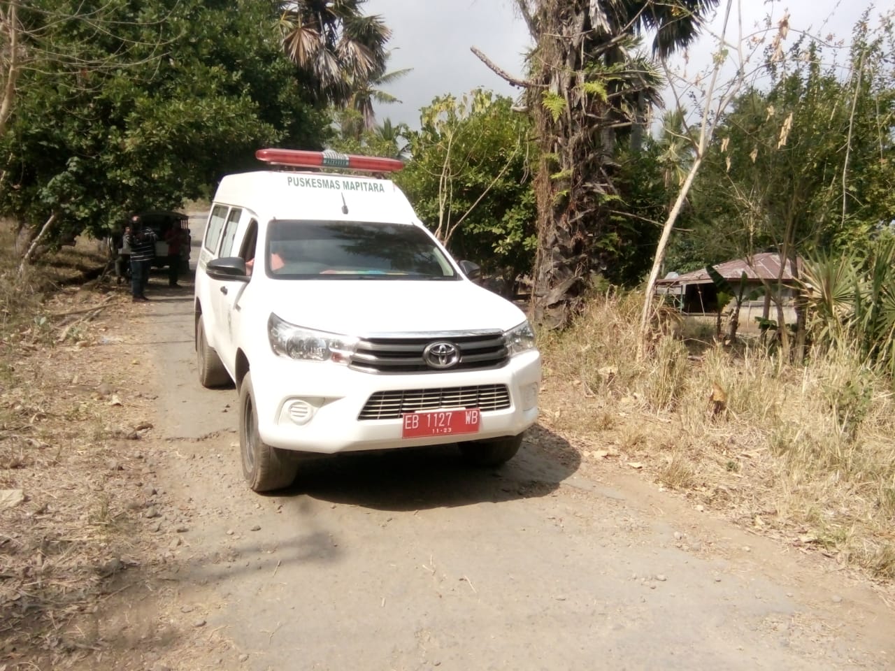 Sebuah ambulans melintasi jalan rusak di Kecamatan Mapitara, Kabupaten Sikka, NTT.