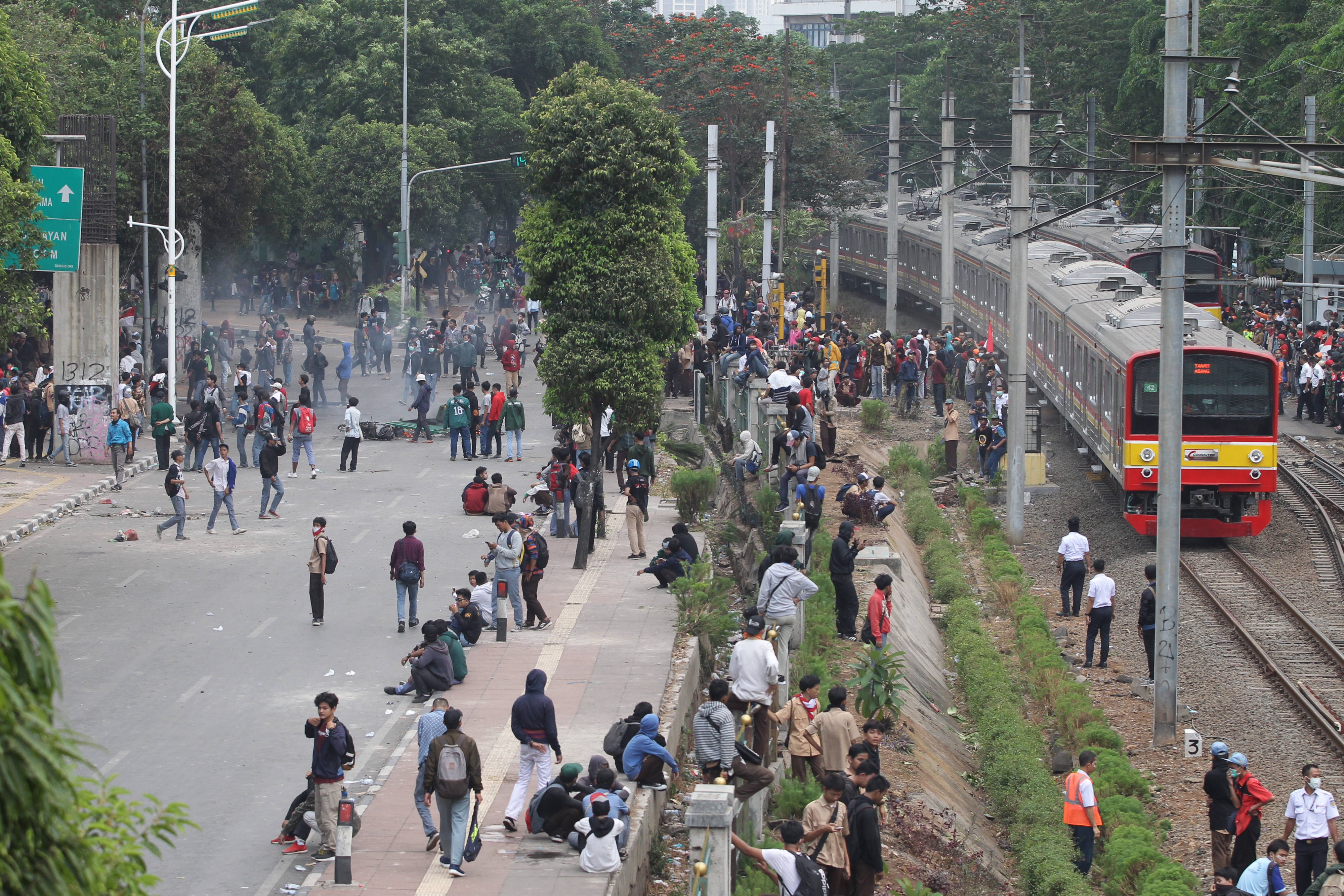 Kerusuhan terjadi saat aksi unjuk rasa pelajar di perlintasan kereta api Palmerah, Jakarta, Rabu (25/9).