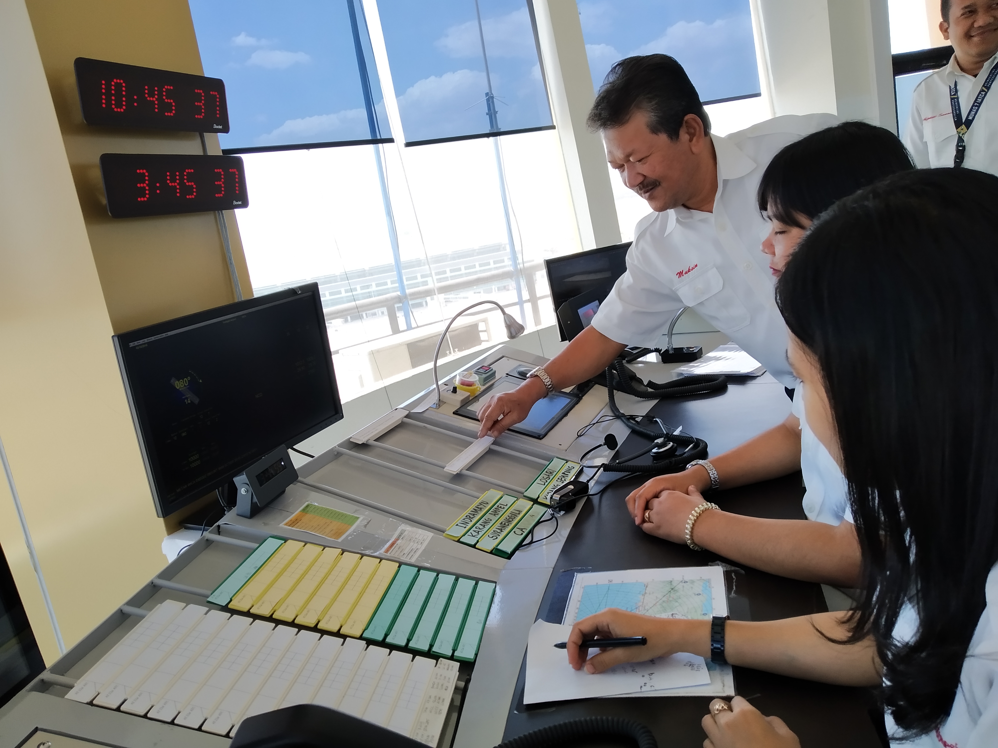 Kepala AirNav Unit Kertajati Mukhlisin dan ATC dari Bandara Kertajati