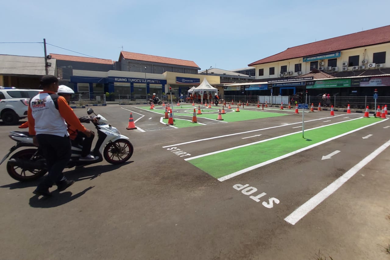Polresta Sidoarjo memberikan bimbingan dan pelatihan bagi pemohon SIM yang gagal uji praktik sampai tiga kali. 