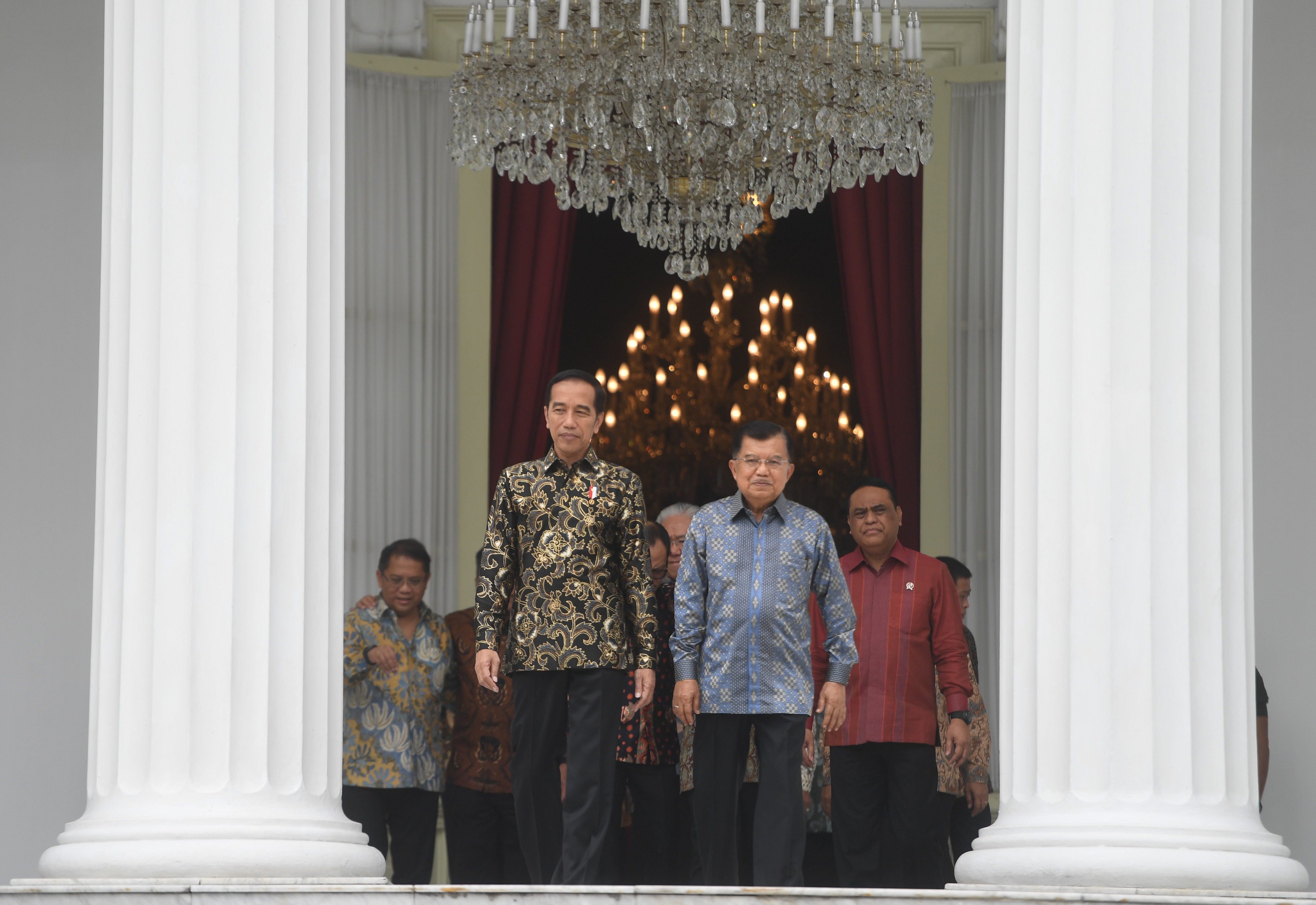 Presiden Joko Widodo (kiri) bersama Wakil Presiden Jusuf Kalla sebelum acara perpisahan Kabinet Kerja Indonesia