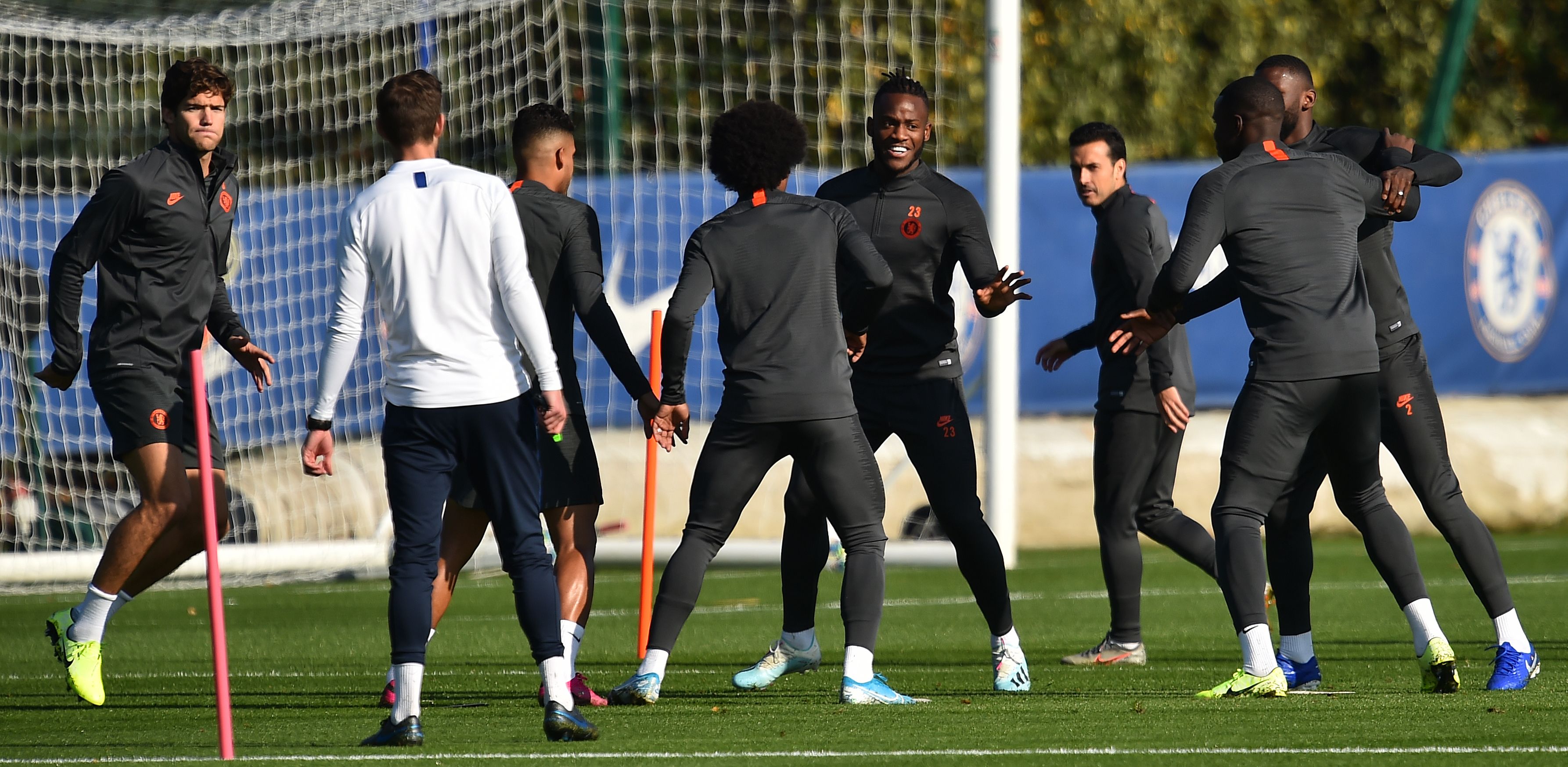 Bek Chelsea asal Spanyol Marcos Alonso (kiri), gelandang Chelsea asal Brasil Willian (4L), striker Chelsea dari Belgia Michy Batshuayi (4R),