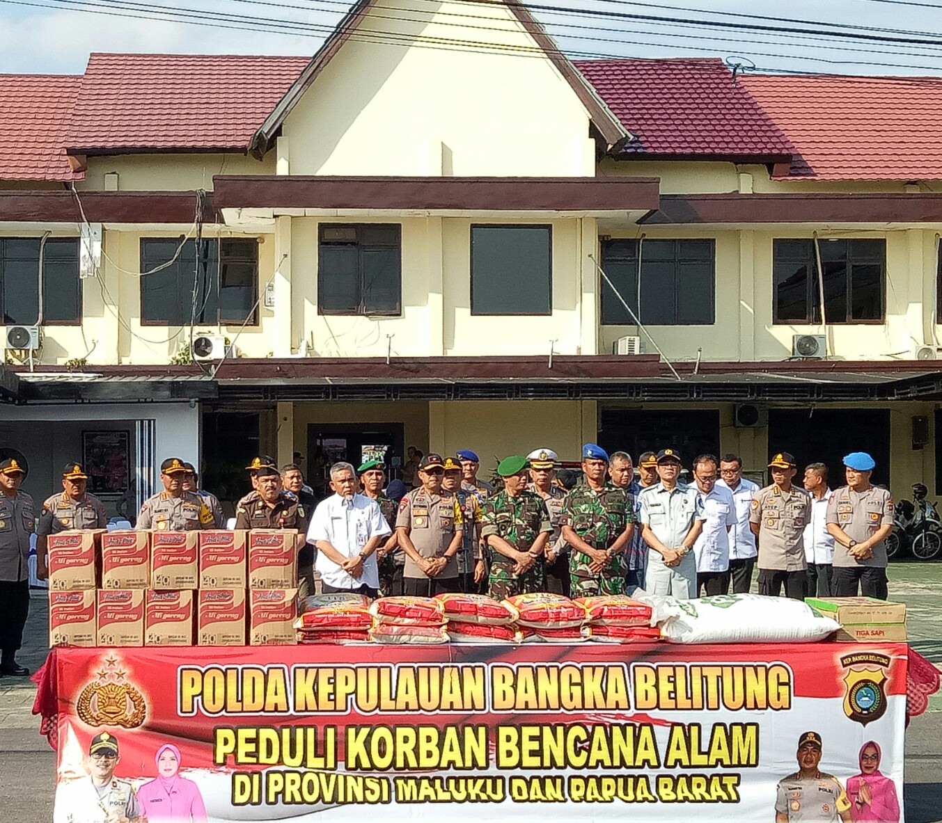 Polda Bangka Belitung mengirim bantuan pokok pangan untuk korban bencana di Maluku dan Papua Barat, Rabu (23/10). 