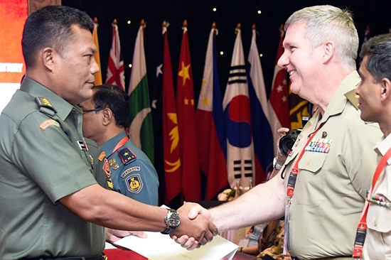  Kepala Staf Umum (Kasum) TNI Letjen Joni Supriyanto (kiri)