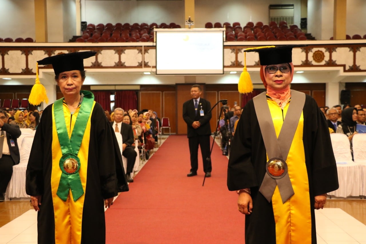 UNS mengukuhkan dua guru besar perempuan Prof  Yulia Lanti Retno Dewi (kiri) dan Prof  Hunik Sri Runing Sawitri, Selasa (15/10).