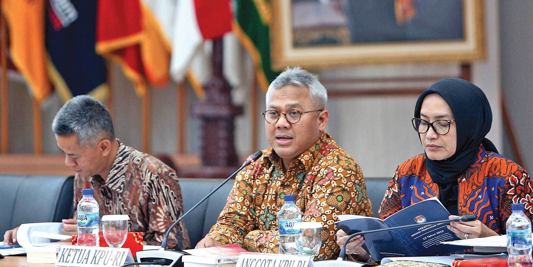  Ketua Komisi Pemilihan Umum (KPU) Arief Budiman (tengah) bersama Komisioner KPU Wahyu Setiawan (kiri) dan Evi Novida Ginting Manik (kanan).
