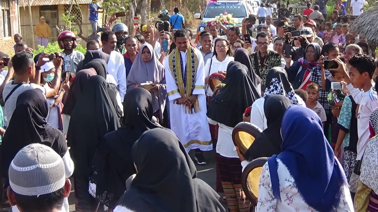 Sia merupakan salah satu dari kelompok ibu-ibu Muslim kasidah yang akan menyambut kedatangan Pastor Katolik pada Senin (7/10) sore.