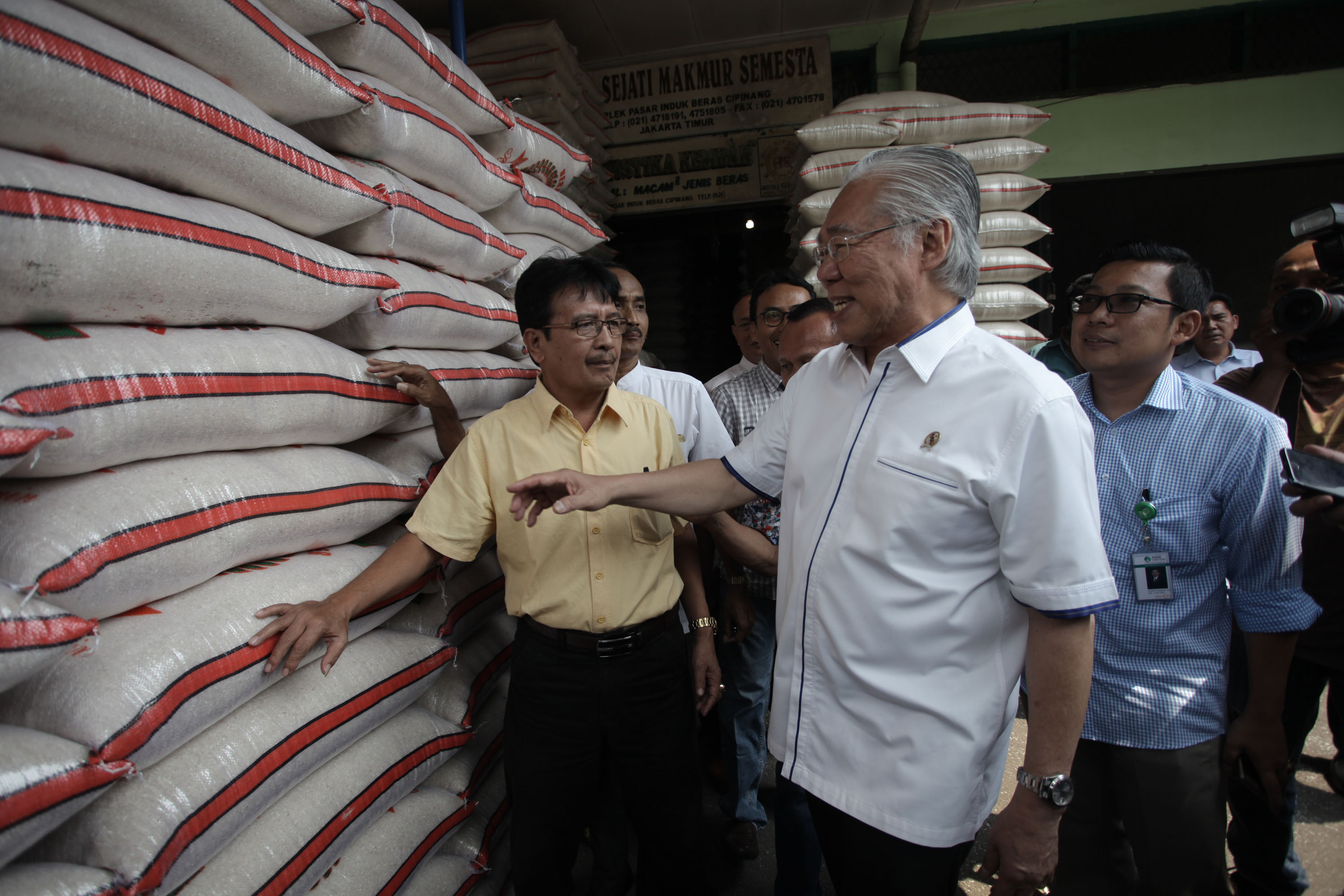  Menteri Perdagangan Enggartiasto Lukita meminta pasokan pangan tidak boleh telat meski musim tanam mundur. 