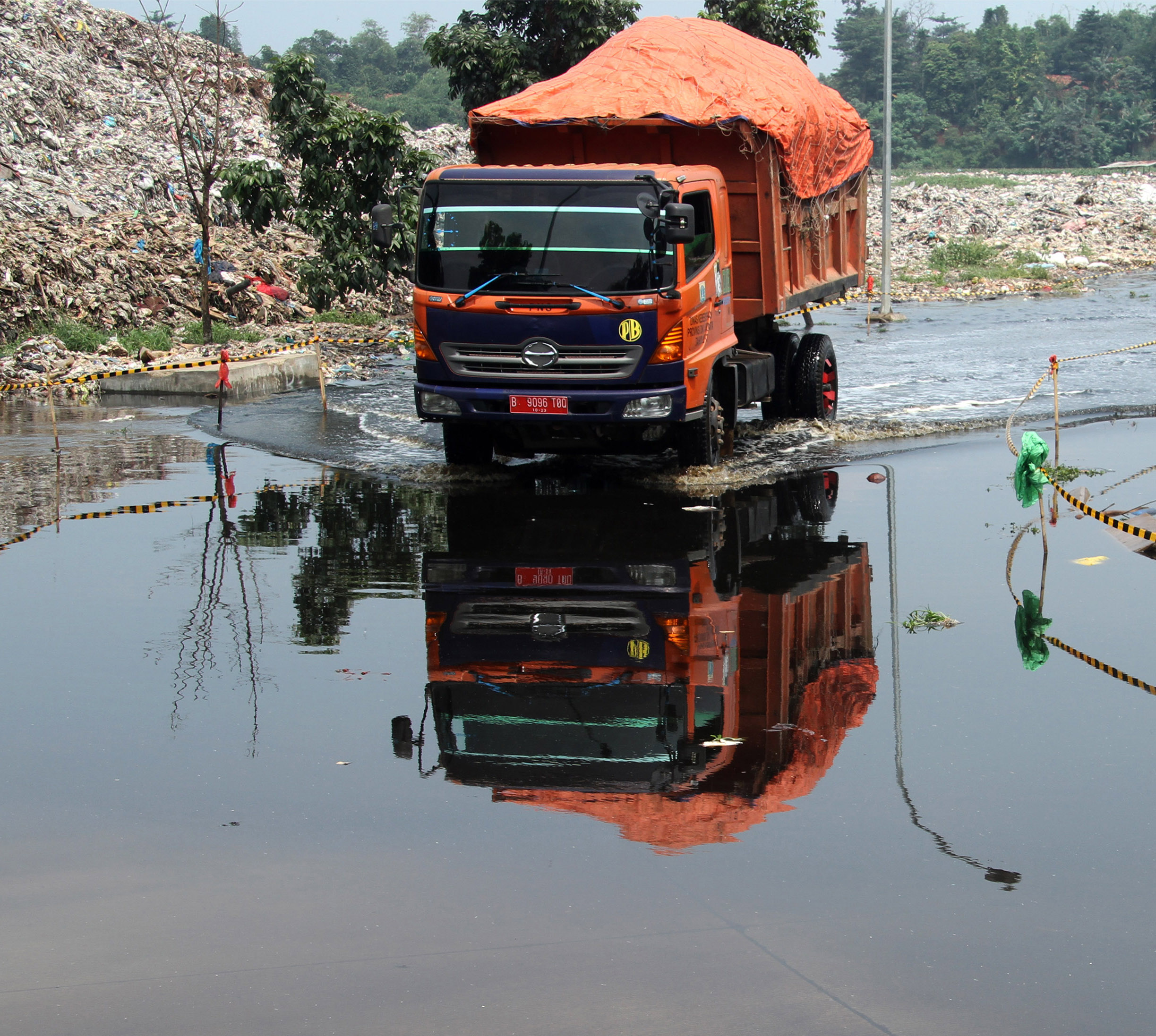 Pengendara truk pengangkut sampah melintasi kawasan Tempat Pengolahan Sampah Terpadu (TPST) Bantar Gebang, Bekasi.