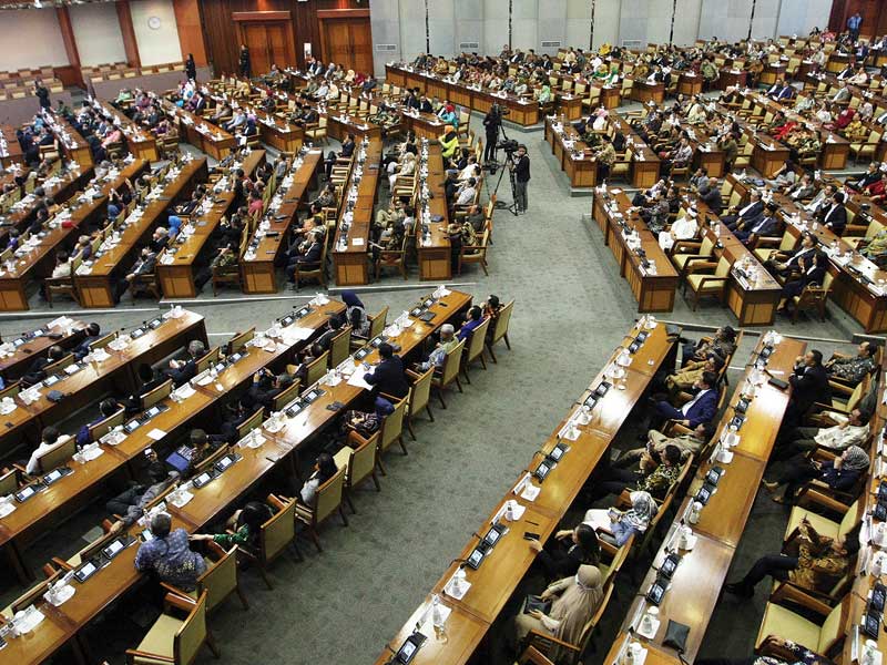 Anggota dewan memenuhi ruang rapat paripurna saat penetapan alat kelengkapan dewan (AKD) di Gedung Nusantara II, kompleks parlemen, Senayan.