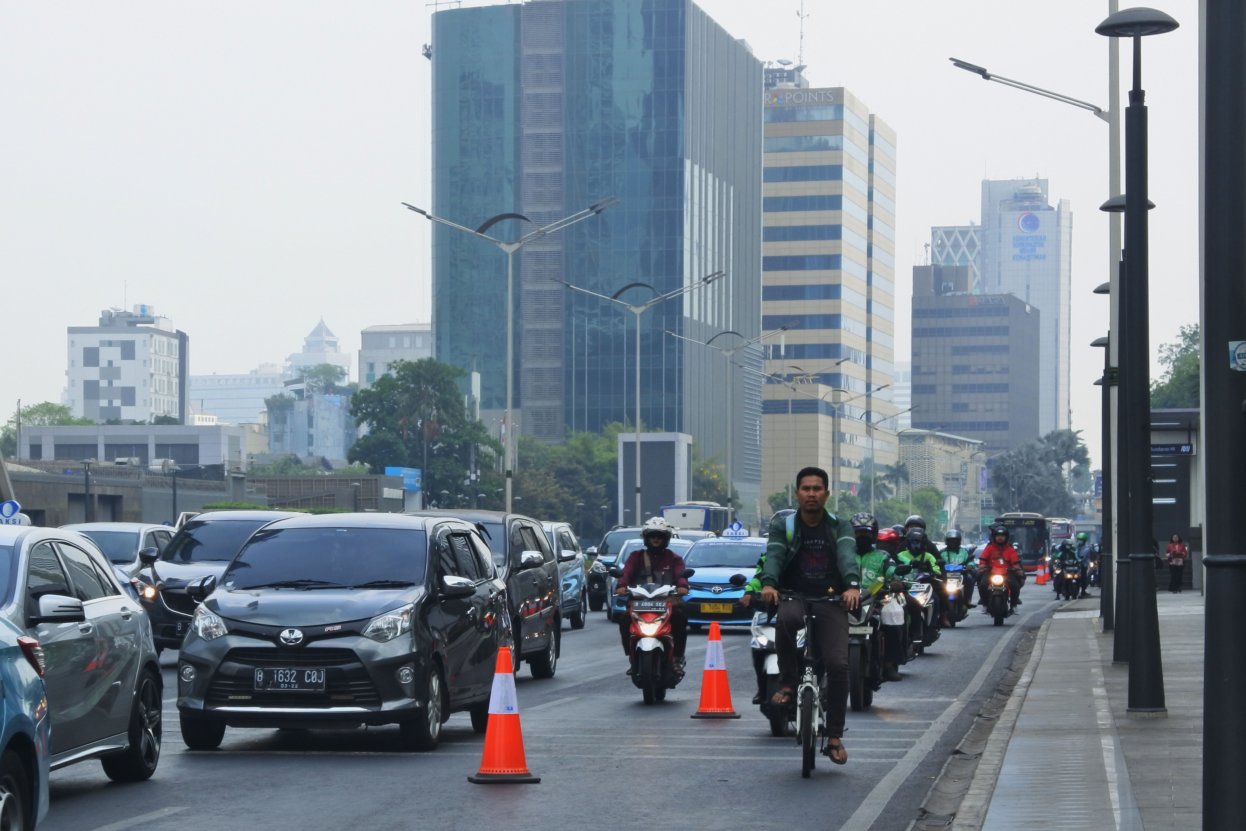 Pengendara sepeda melintas di Jalur sepeda kawasan Jalan M.H. Thamrin, Jakarta Pusat, Jumat (20/9/2019).