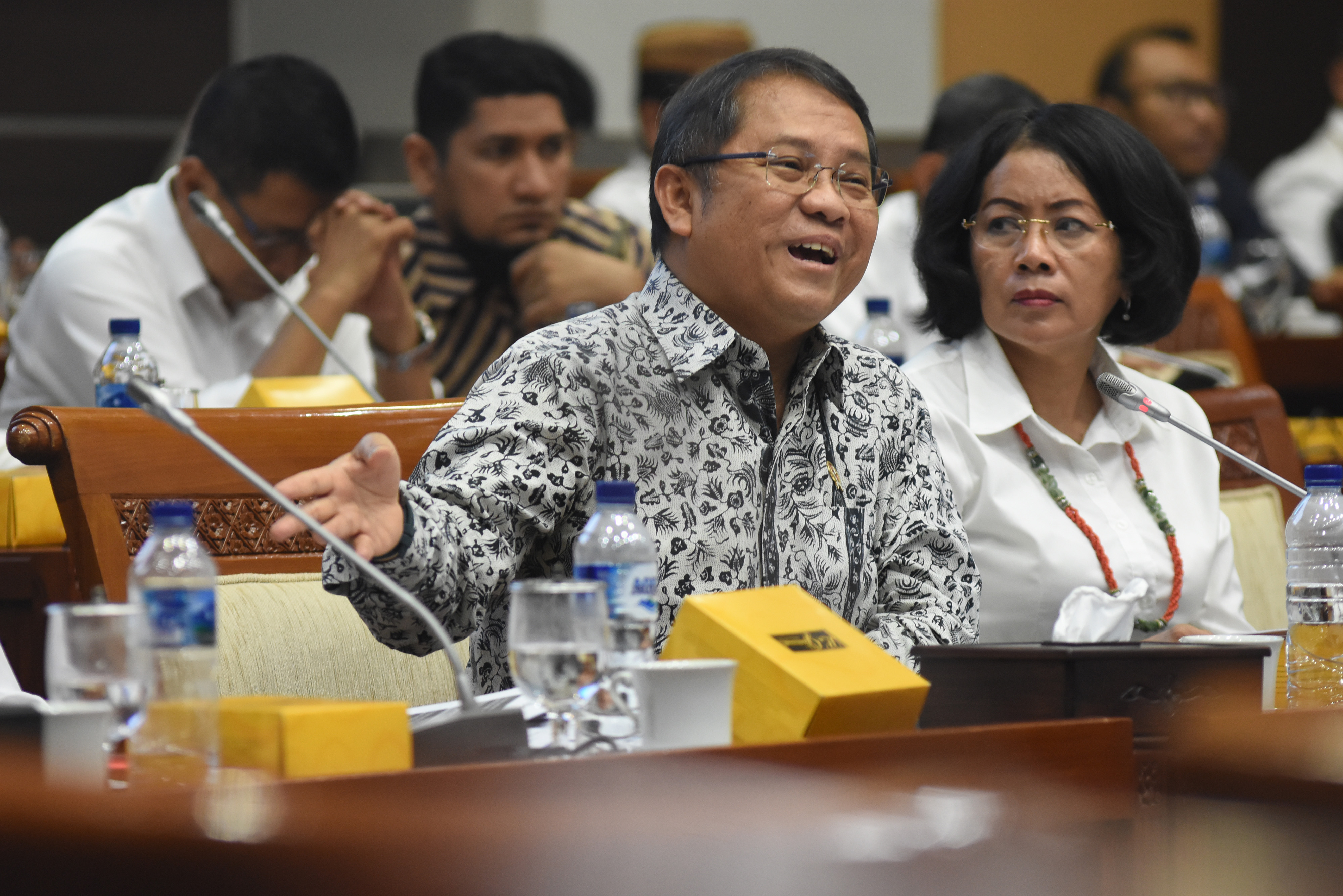 Menkominfo Rudiantara (kiri) menyampaikan paparannya saat mengikuti Rapat Kerja dengan Komisi I DPR di Kompleks Parlemen, Senayan, Jakarta.