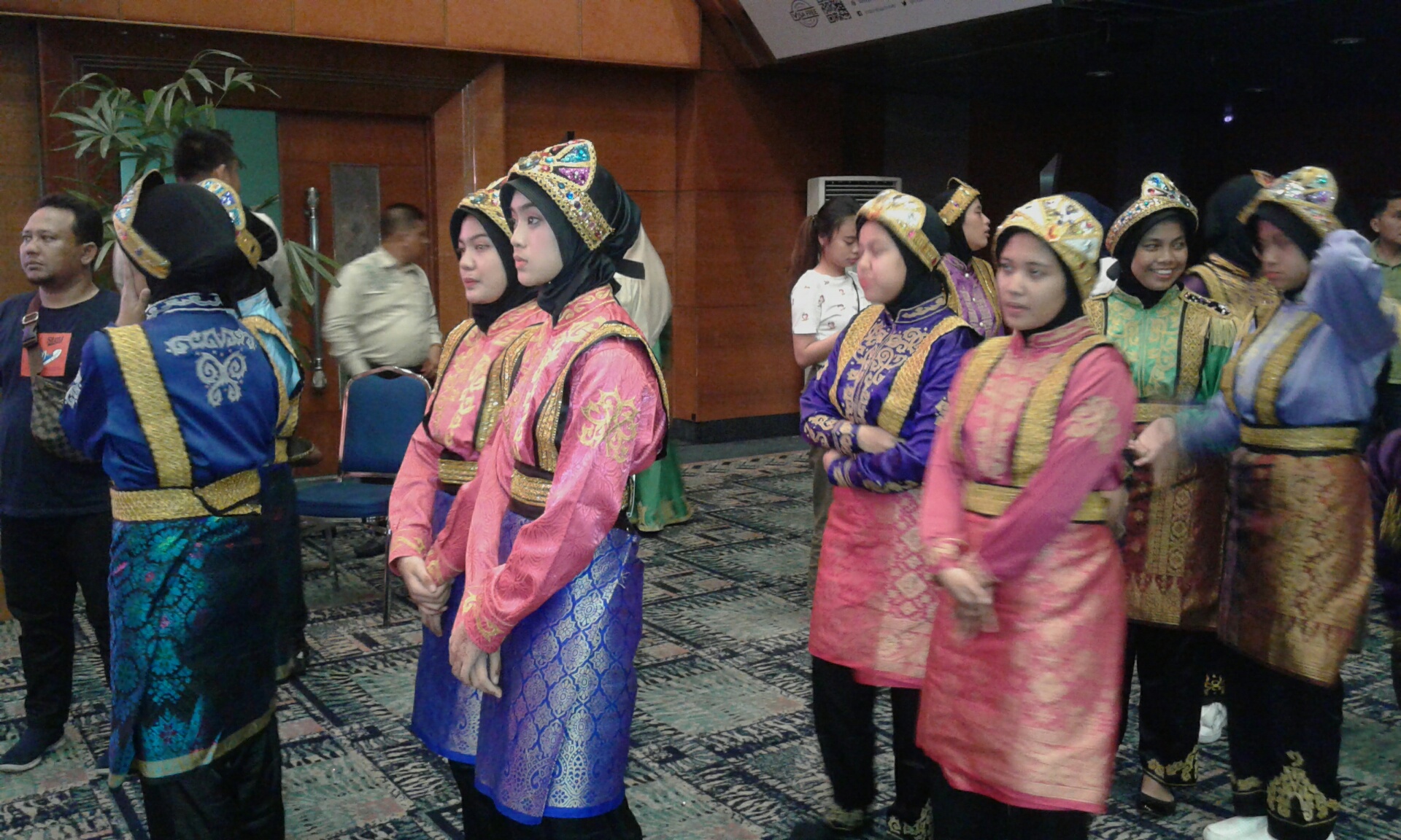 Penampilan tari tradisi asal Aceh, Ratoh Jaroe yang memukau karena memadukan gerak tangan dan tubuh secara bersamaan.