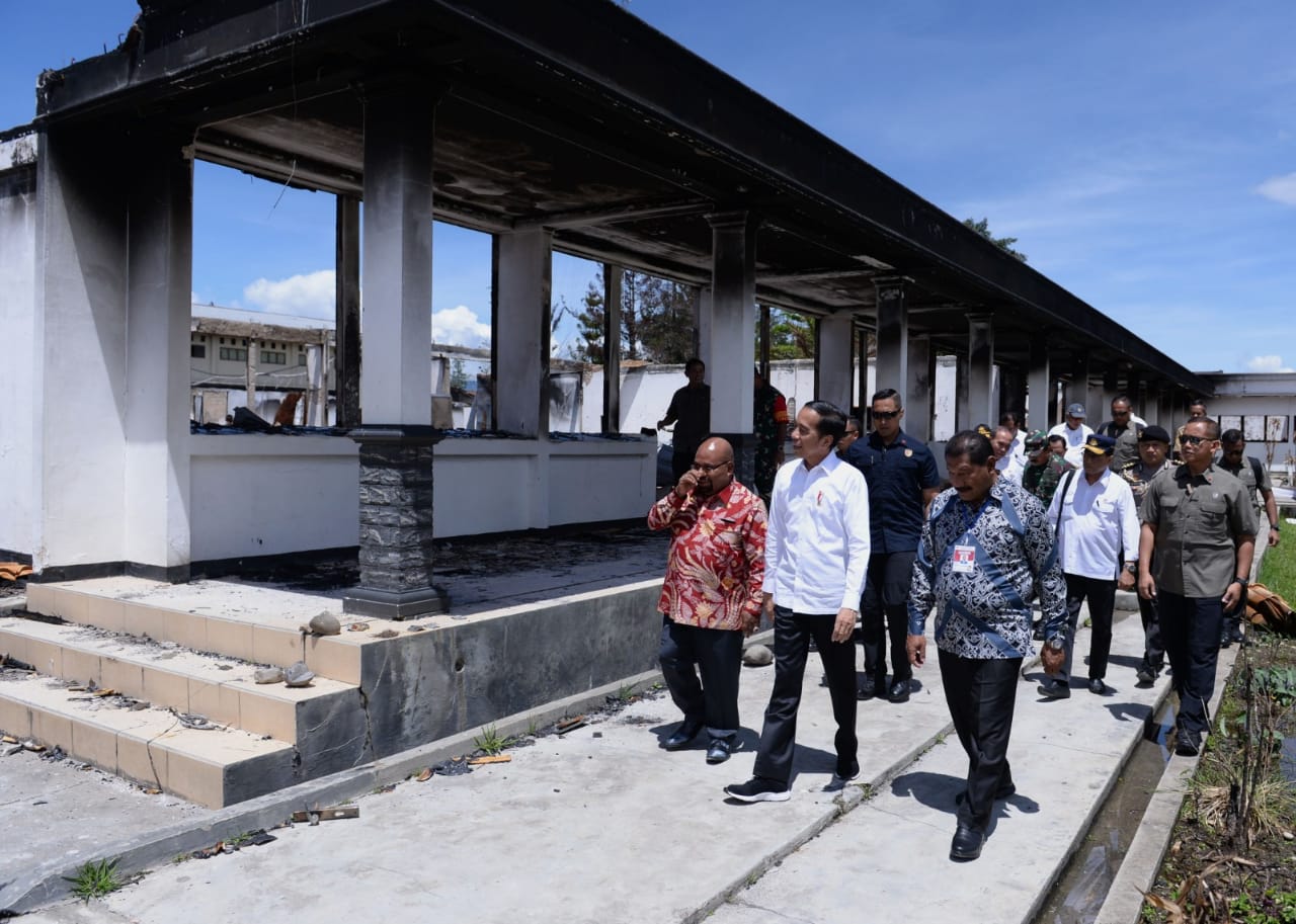 Presiden Joko Widodo meninjau langsung Pasar Wouma di Wamena, Kabupaten Jayawijaya, Provinsi Papua, Senin (28/10).