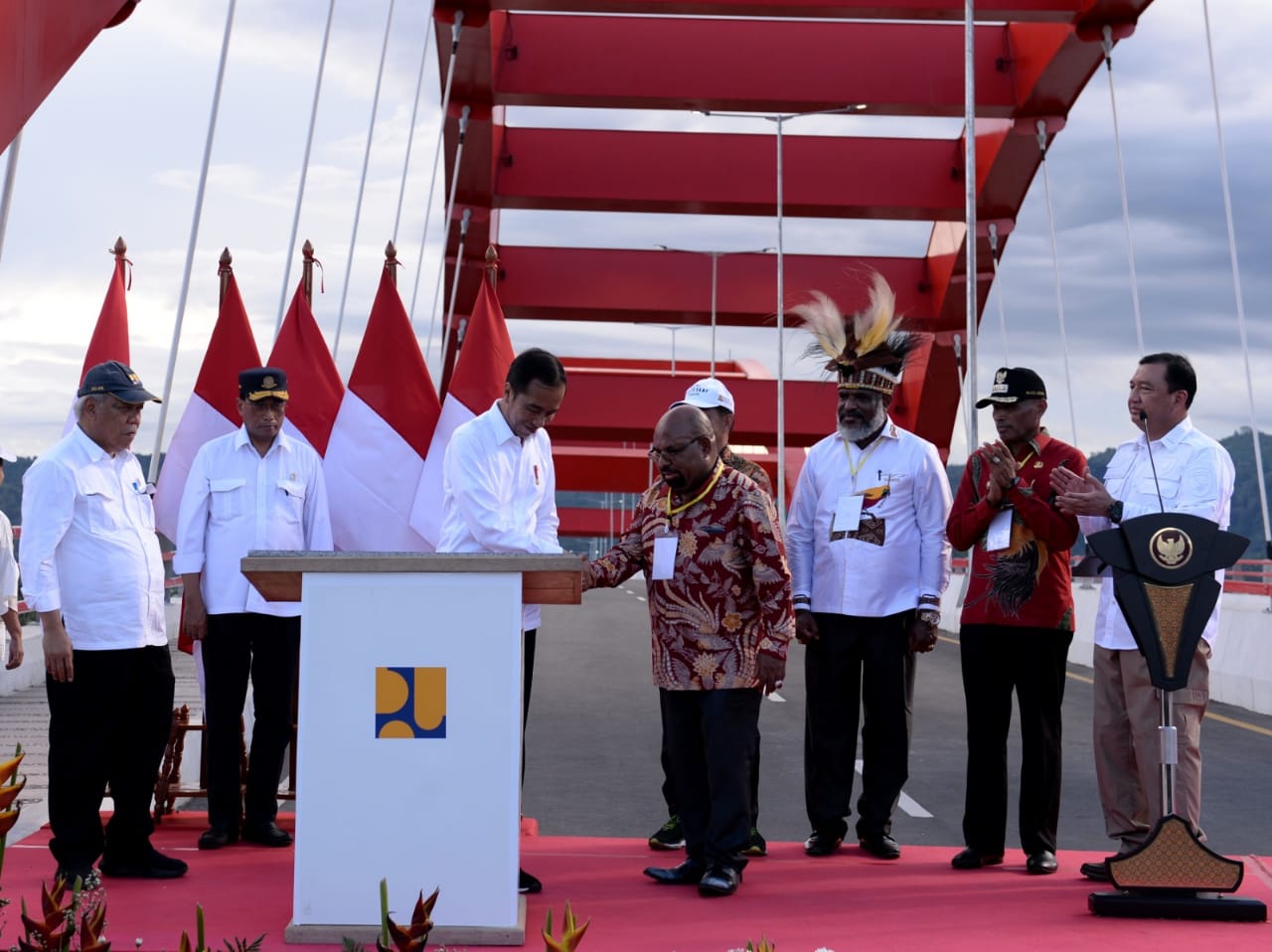 Presiden Joko Widodo saat meresmikan Jembatan Youtefa