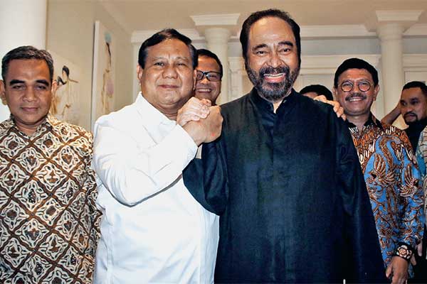 Ketua Umum Partai NasDem Surya Paloh melakukan salam komando dengan Ketua Umum Partai Gerindra Prabowo Subianto kemarin.