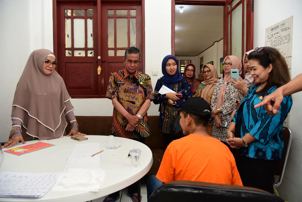 Mansur, 26, (berbaju oranye), korban penyekapan oleh orangtua selama sembilan tahun.