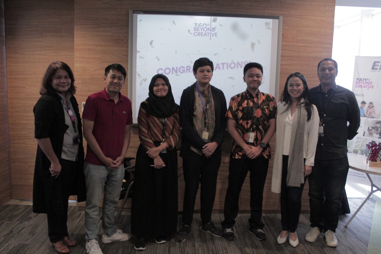Pemenang Grand Prize EF 360 Beyond Creative diapit para juri.