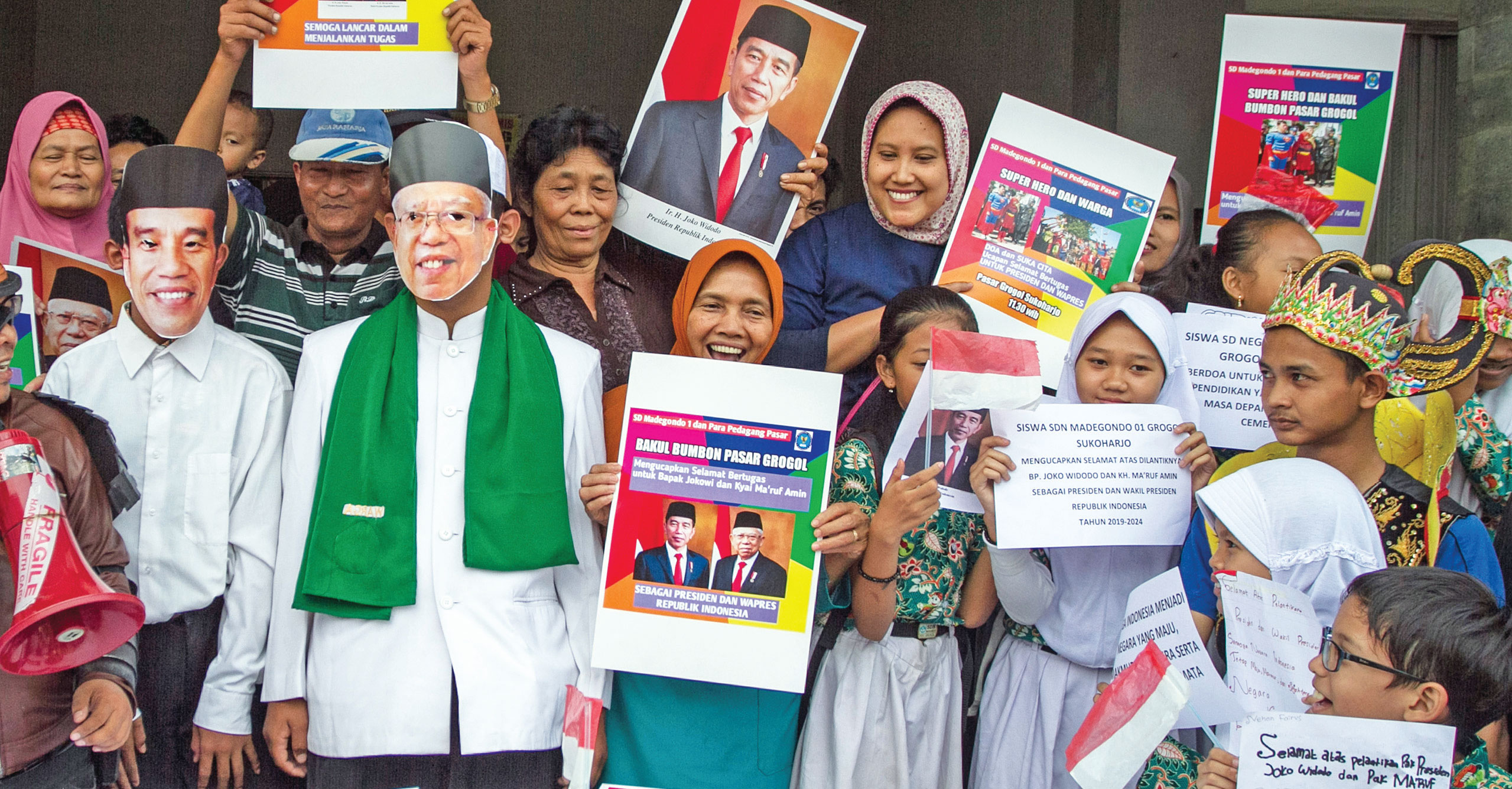 Para pedagang dan siswa sekolah mengikuti doa bersama jelang pelantikan presiden dan wakil presiden di Pasar Grogol, Sukoharjo, Jawa Tengah,