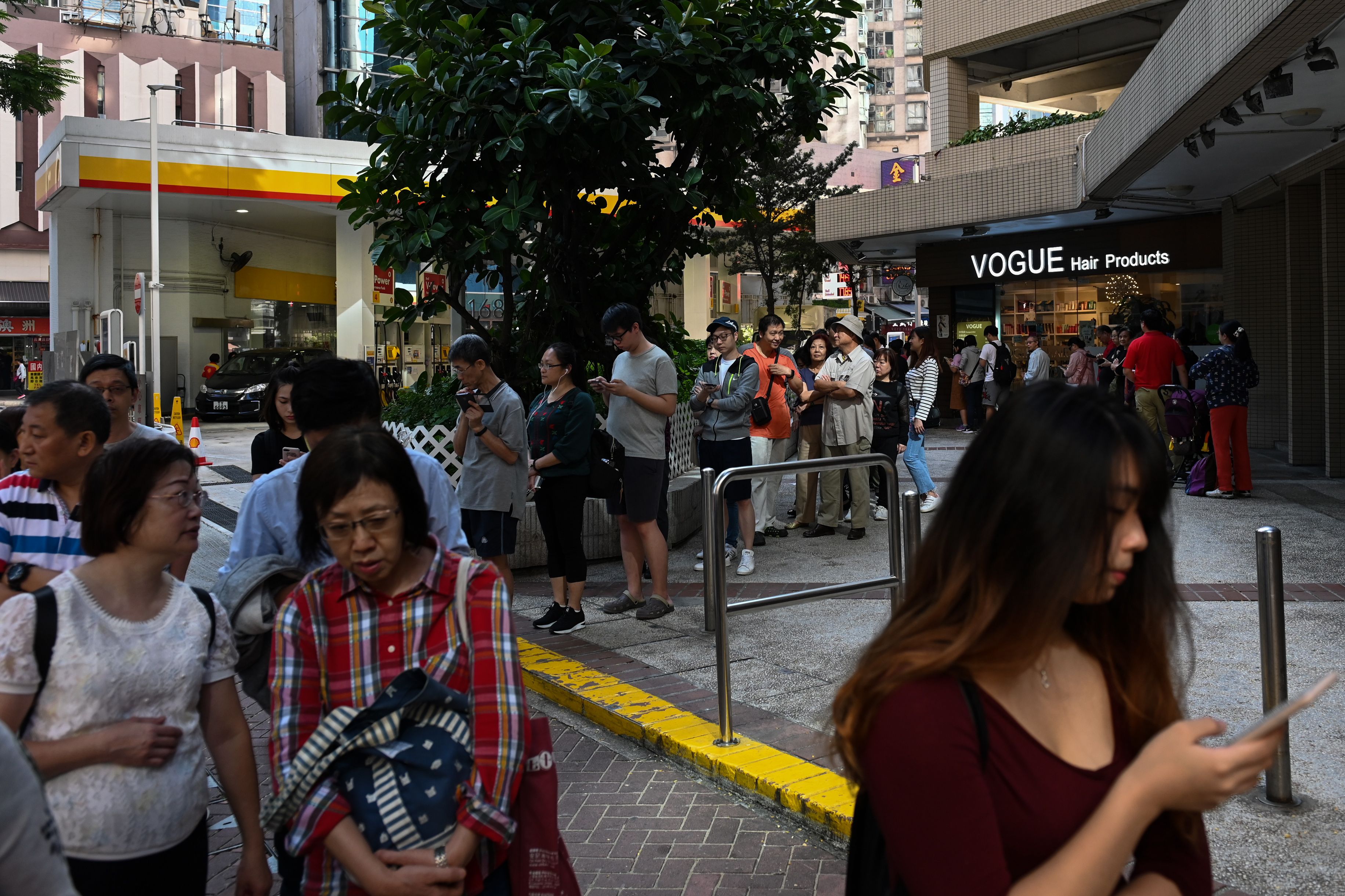 Warga Hong Kong mengantre untuk memberikan suara mereka dalam pemilu