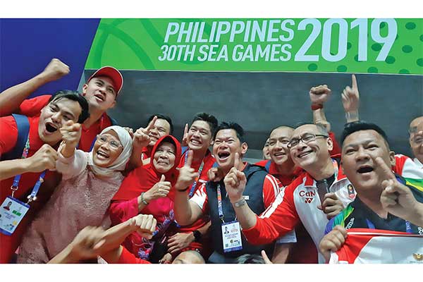 Ketua Umum KOI Raja Sapta Oktohari dan timnas polo air putra melakukan selebrasi di New Clark City Aquatic Center, Filipina, kemarin