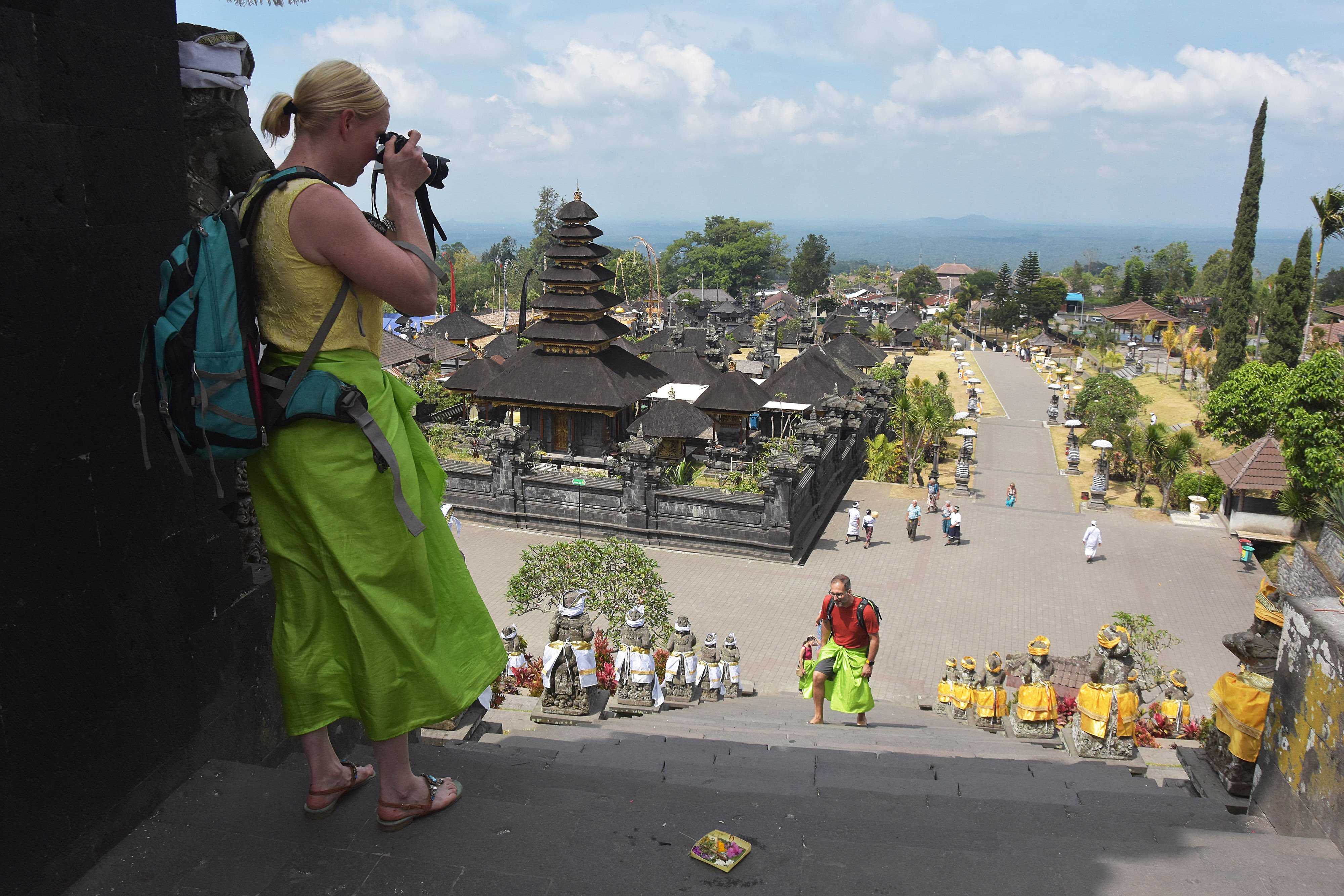 Wisatawan mancanegara memotret suasana kawasan Pura Besakih di Karangasem, Bali.