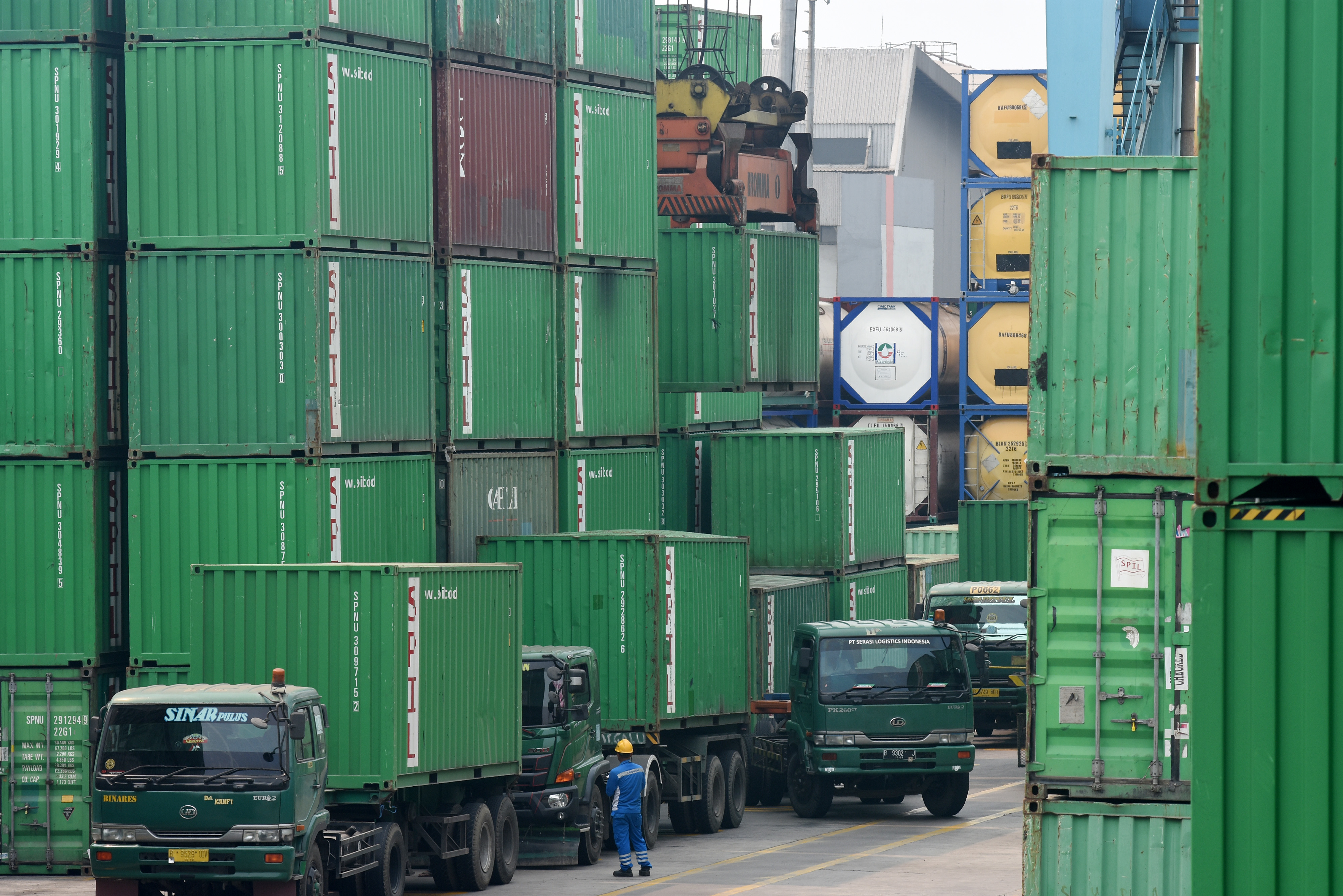 Pekerja melakukan aktivitas bongkar muat peti kemas di Pelabuhan Tanjung Priok, Jakarta.