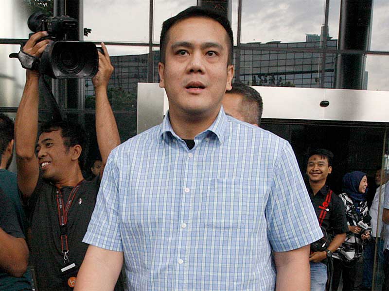 Putra Menkum HAM Yasonna Laoly, Yamitema T Laoly berjalan keluar seusai menjalani pemeriksaan sebagai saksi di gedung KPK Jakarta.