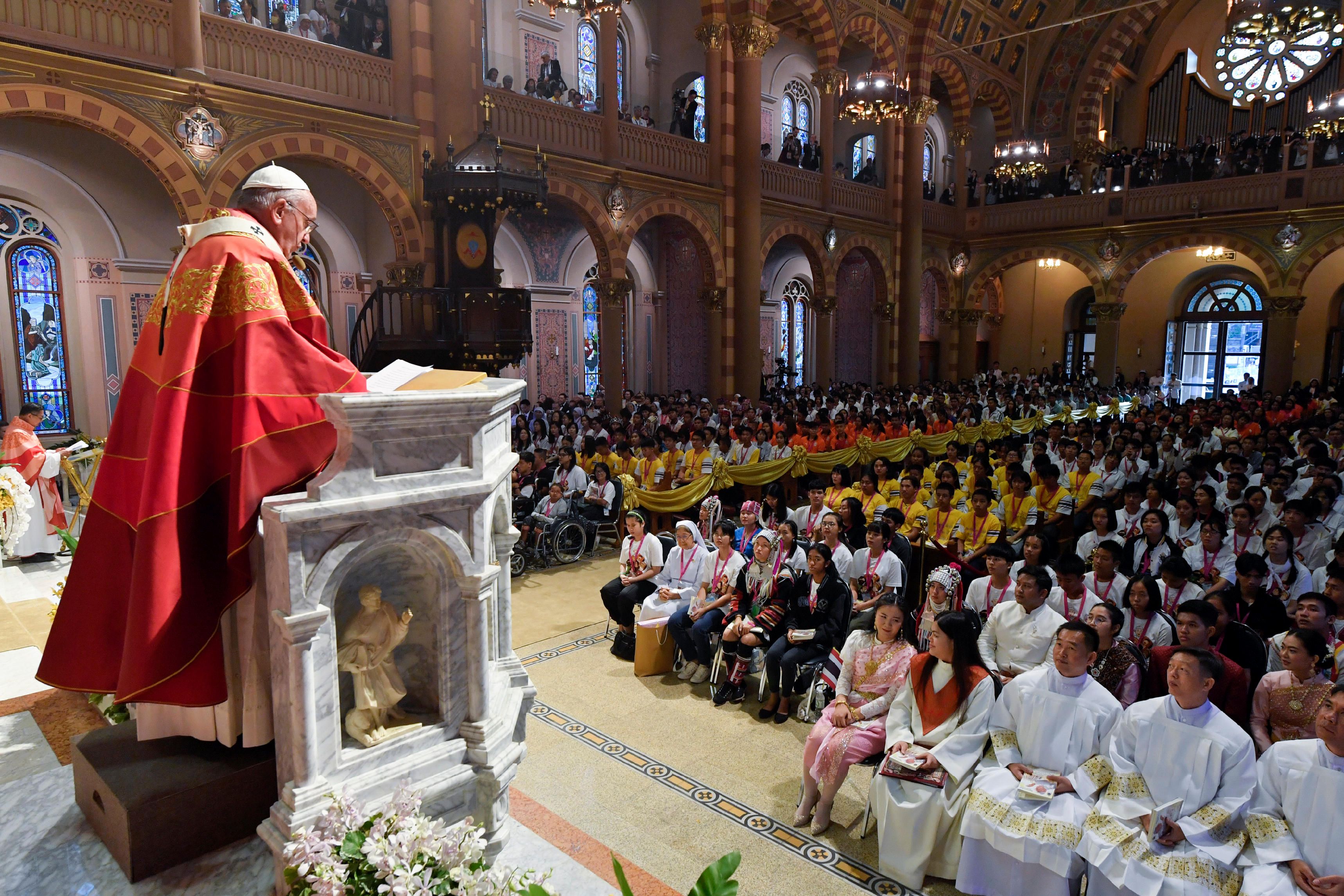 Paus Francis (kiri) memimpin Misa Kudus di Katedral Assumption di Bangkok.